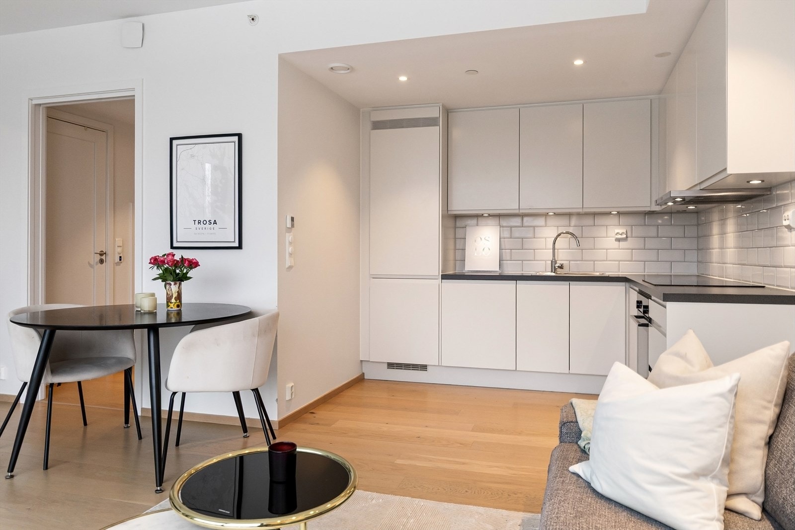 Åpen kjøkkenløsning med god skap-/benkeplass Galleribilde