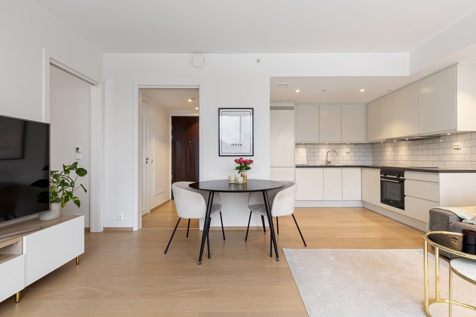 Fra stuen. Downligts ved kjøkkenet og i entréen Galleribilde