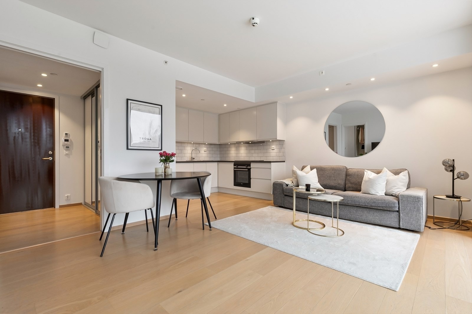 Fin spiseplass og god plass til sofaløsning Galleribilde