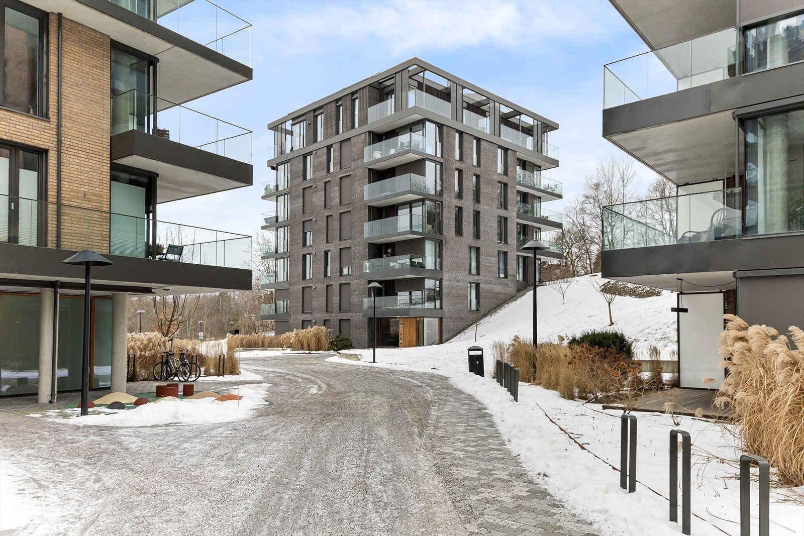 Mot inngangspartiet til blokken Galleribilde