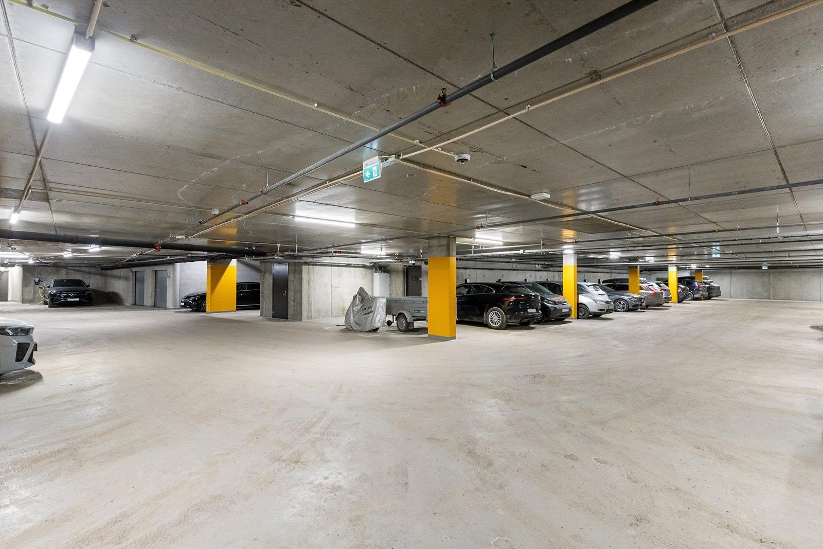 Fra garasjeanlegget, fin biloppstillingsplass med El-lader Galleribilde