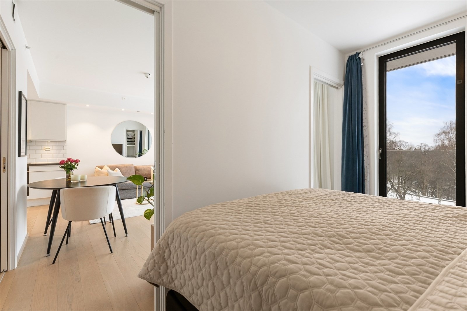 Luftig soverom med 2 innganger med skyvedører Galleribilde