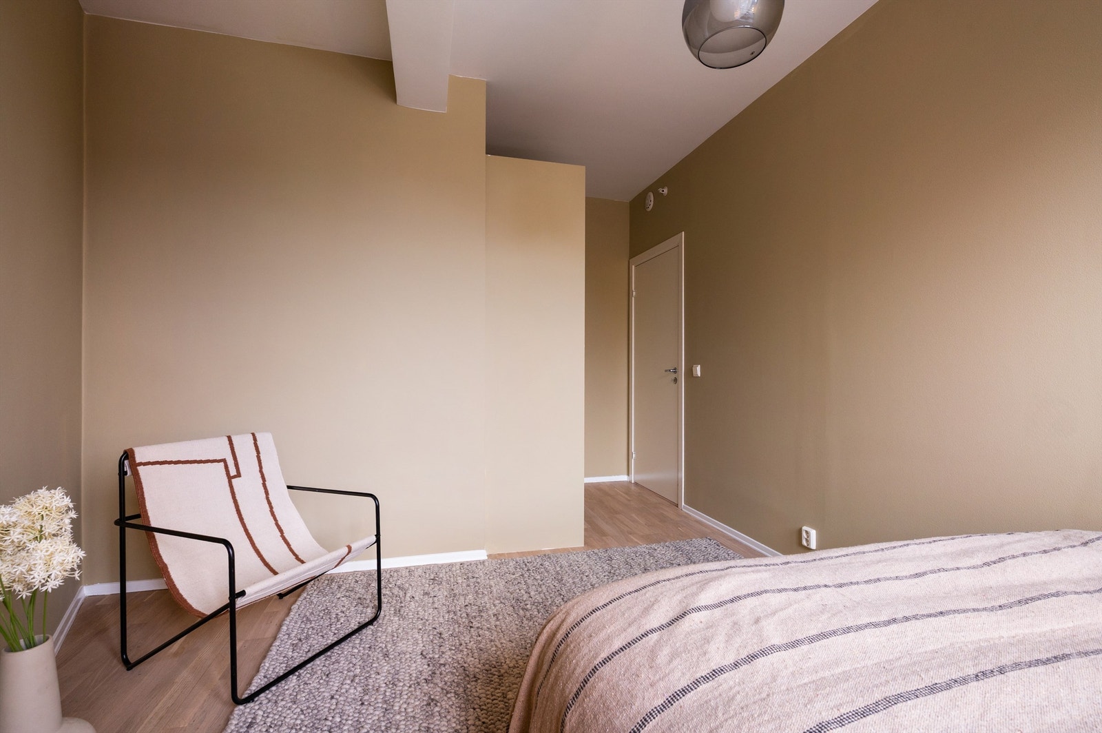 Rommet vender ut mot bakgård Galleribilde