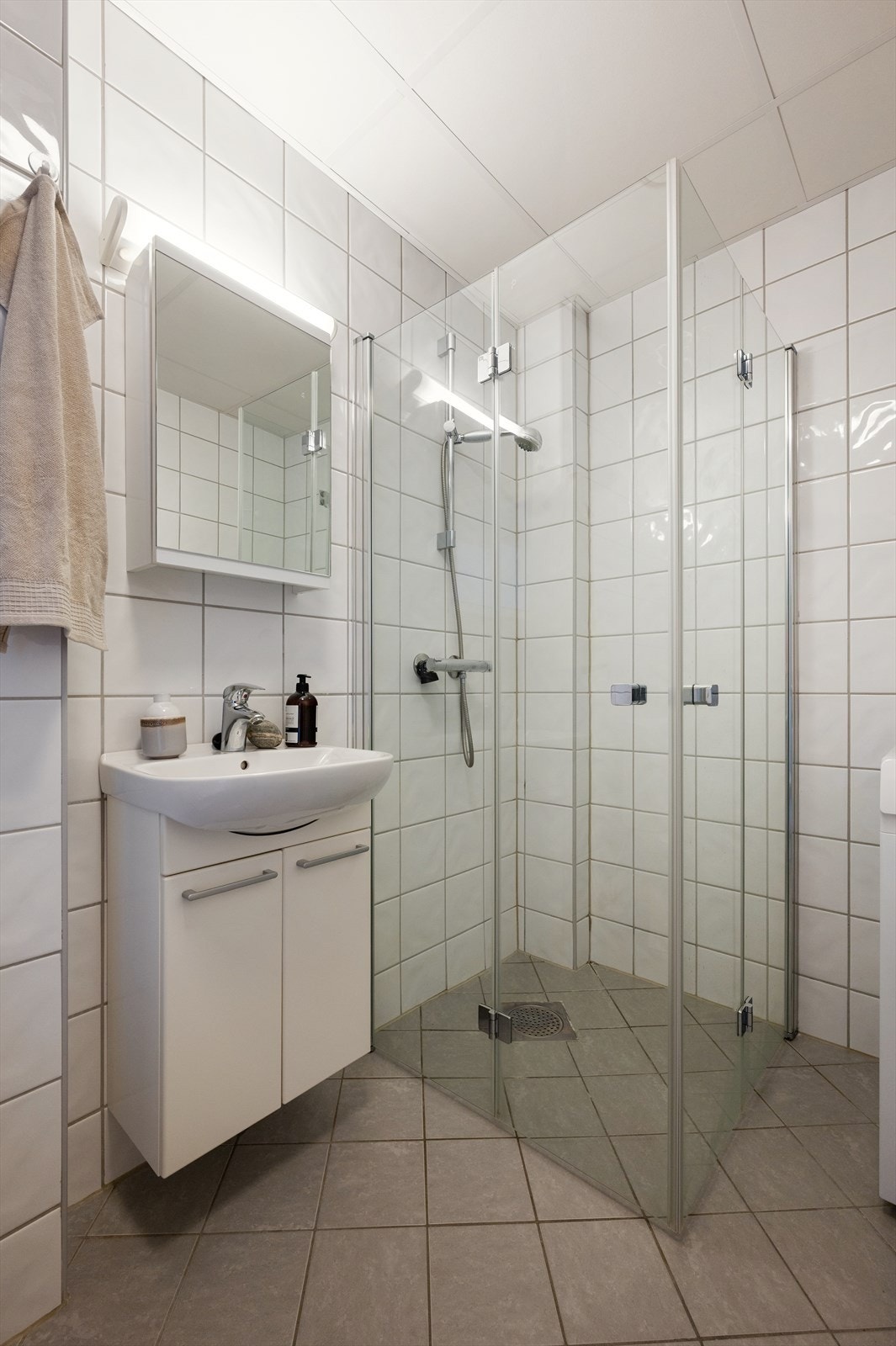 Dusjhjørne med glassdører og varmekabler i gulv Galleribilde