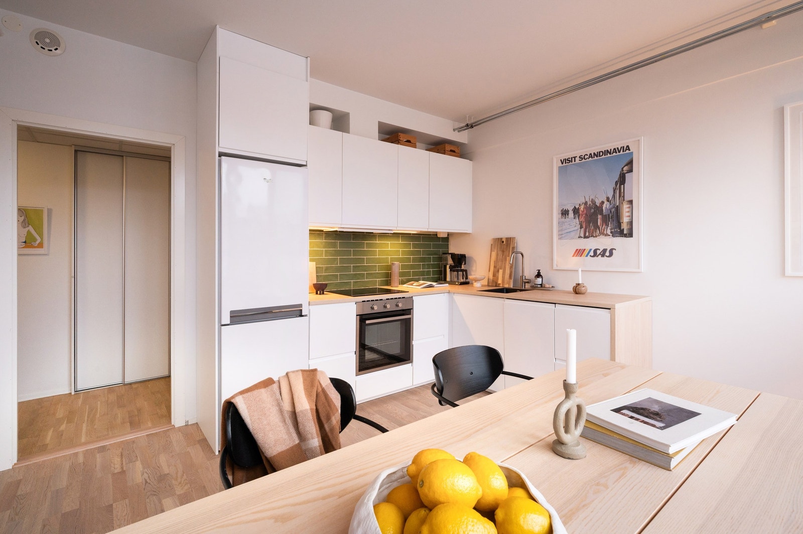 Leiligheten har et moderne og pent kjøkken med god plass til spisebord Galleribilde