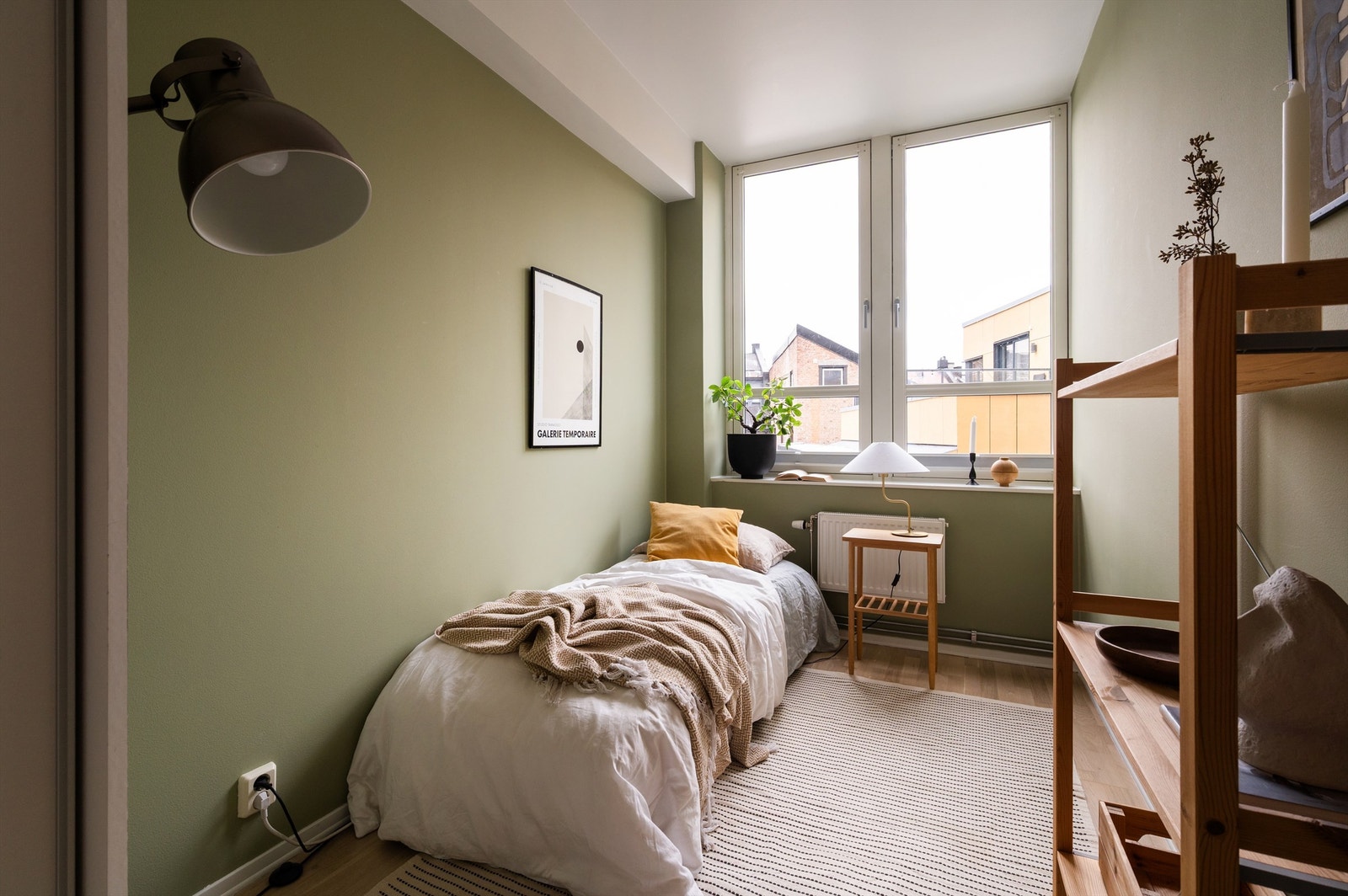 Soverom nr to har også god størrelse og vender mot bakgård. Rommene er malt i lune og moderne fargetoner Galleribilde