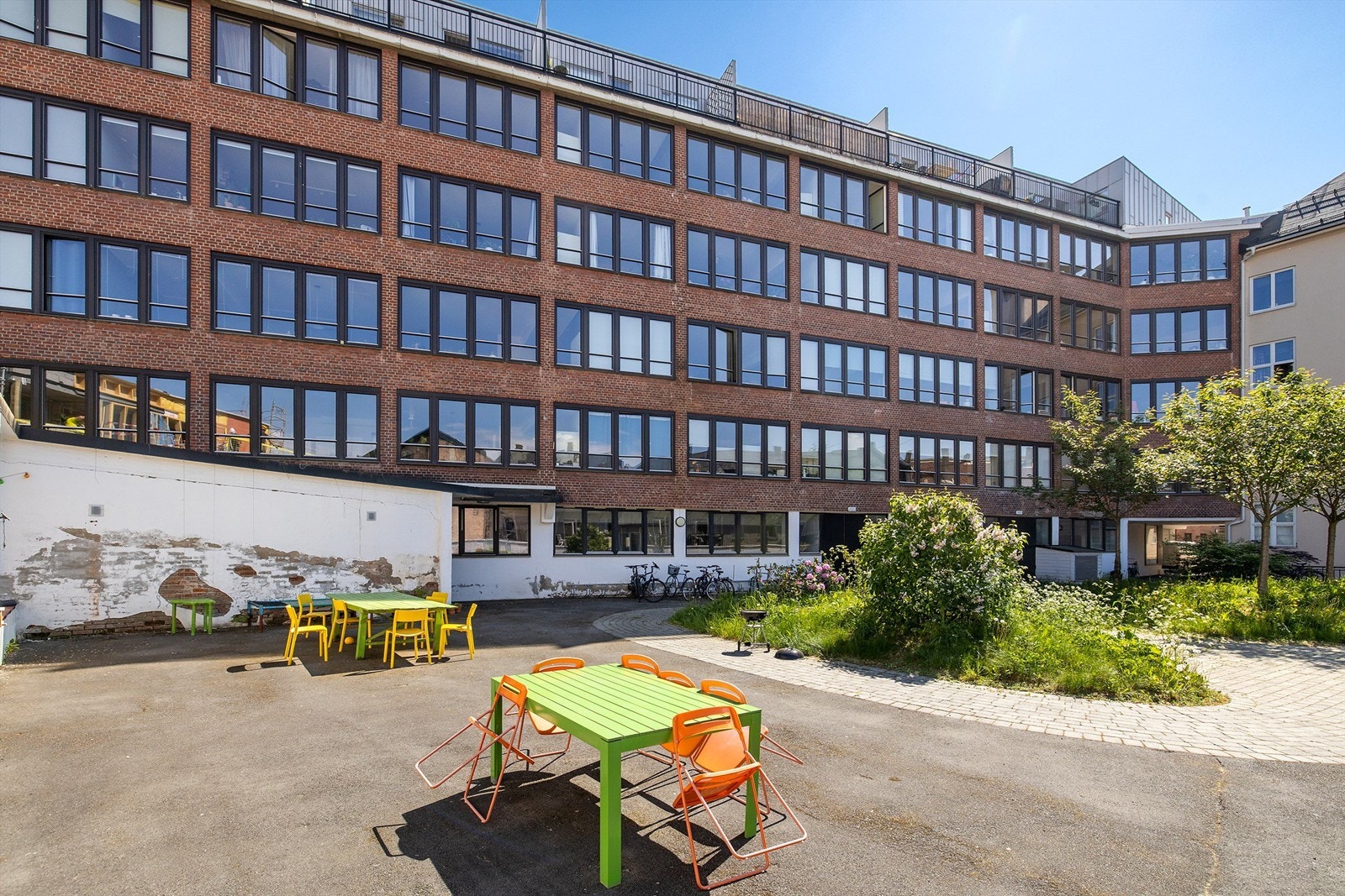 Bakgård med sittegrupper og grill på sommerstid Galleribilde