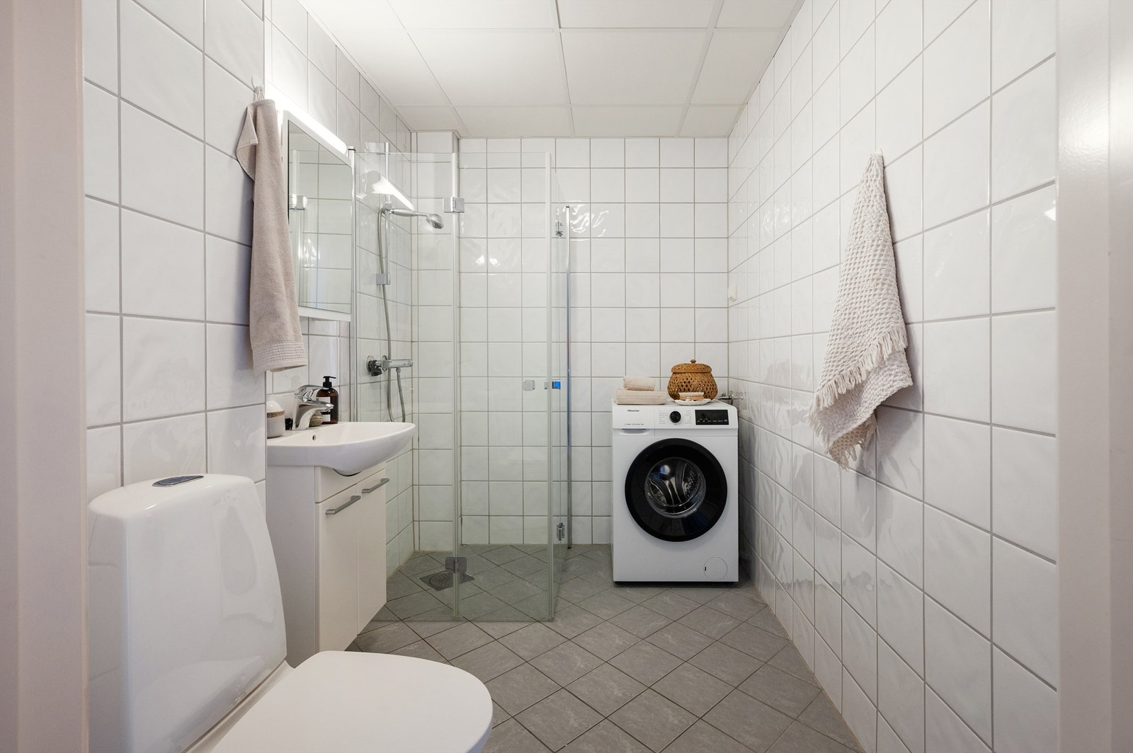 Romslig og pent baderom fra 2012 Galleribilde