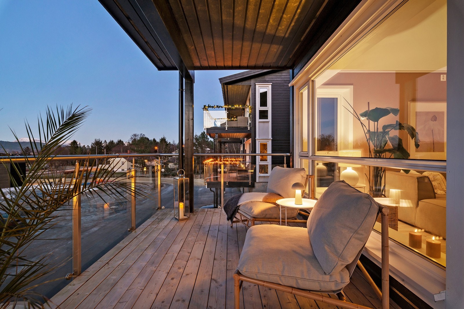 Fra stuen har du utgang til denne herlige verandaen. Her er det godt med plass til sittegruppe og en grill til middager på sommerstid. Galleribilde