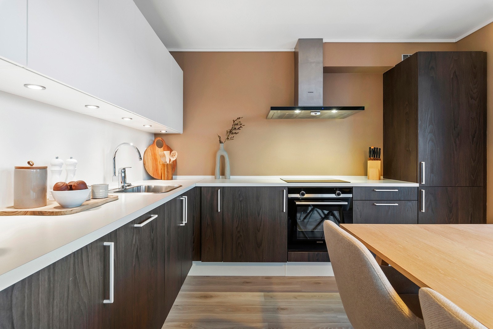 Det er montert overskap med downlights på ene delen av kjøkkenet. Galleribilde