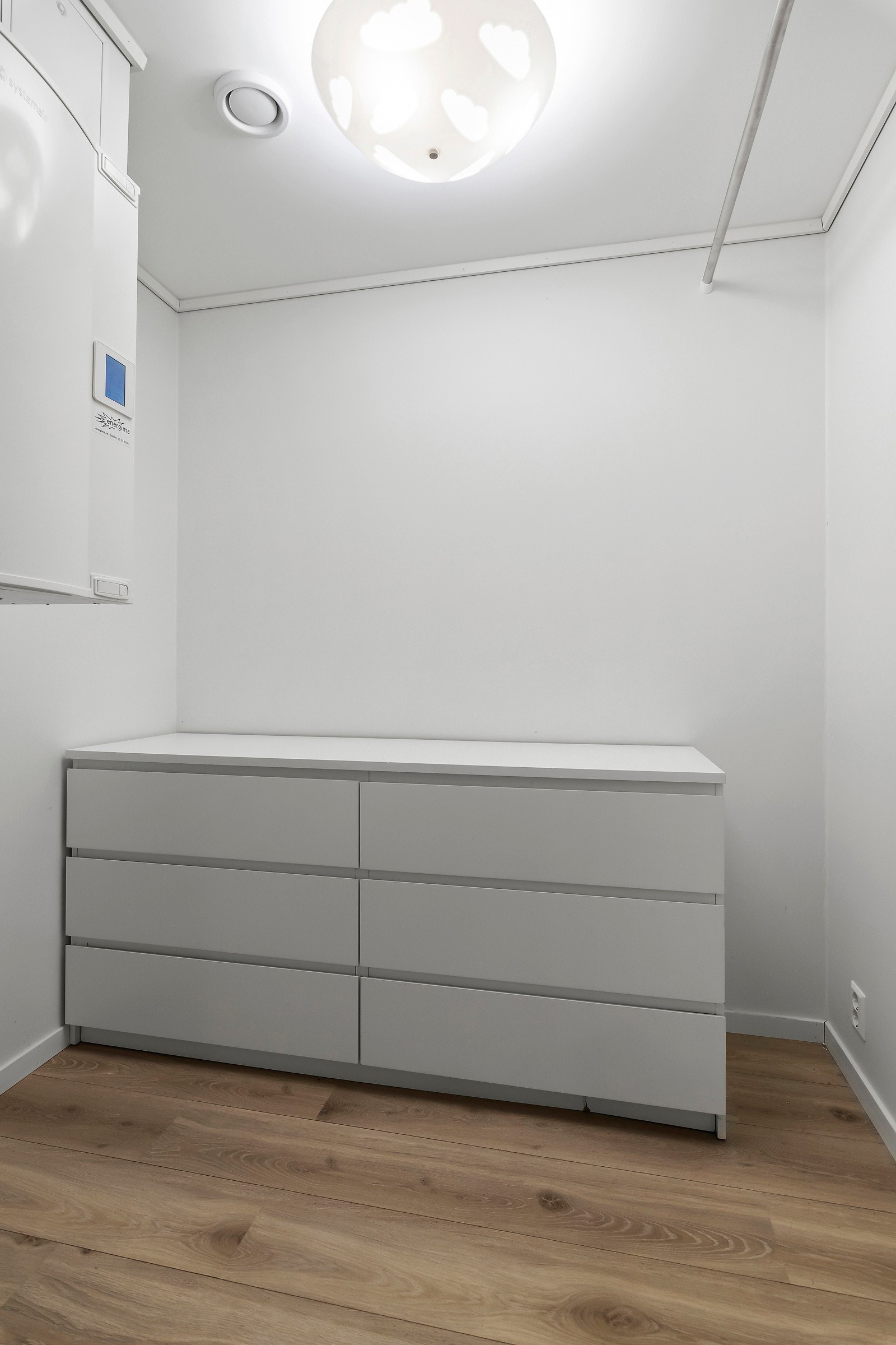 I tillegg har hovedsoverommet tilkomst til garderoberom som defineres som bod på tegninger. Galleribilde