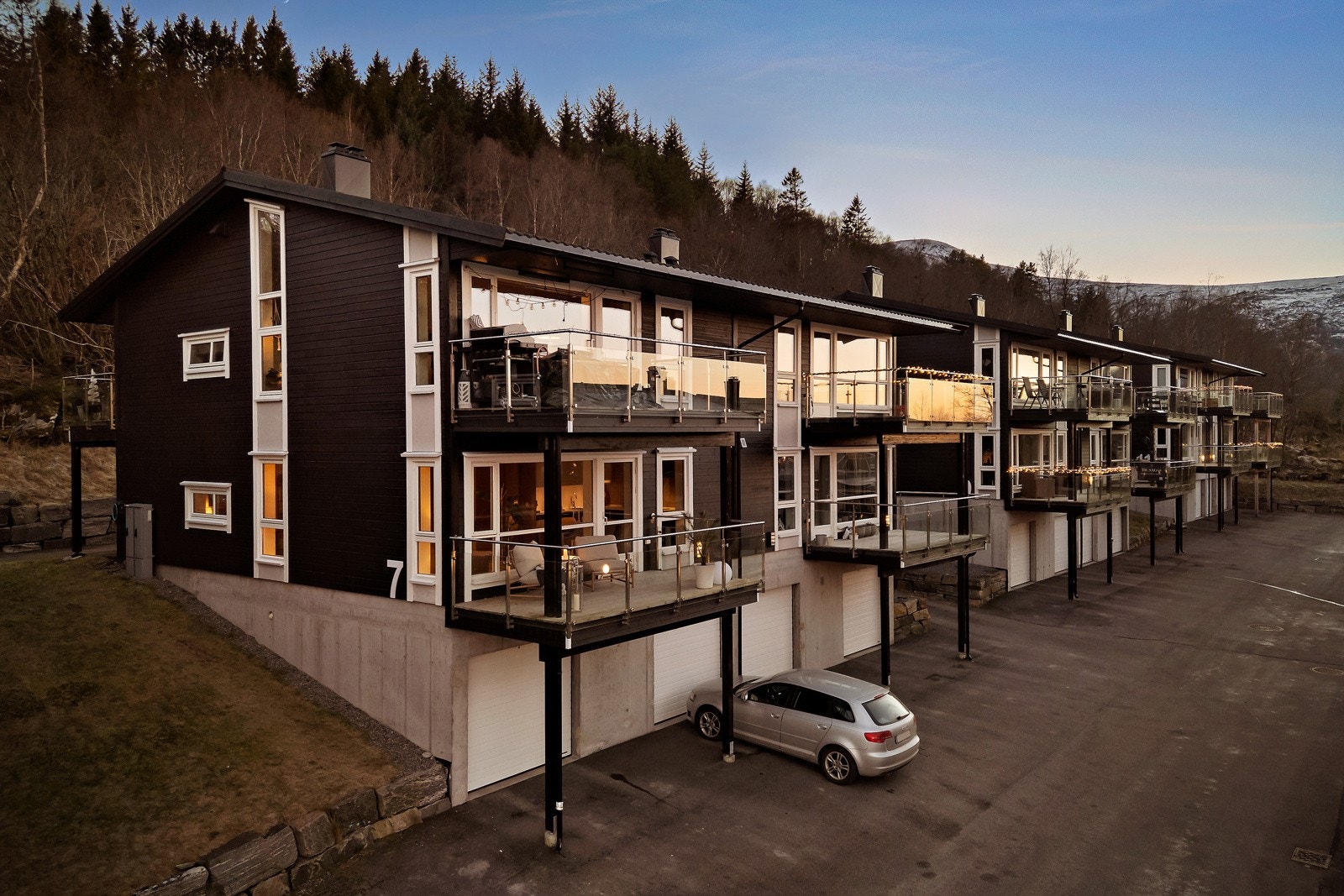 Dette er en flott 3-romsleilighet beliggende i første boligetasje i firemannsbolig. Galleribilde