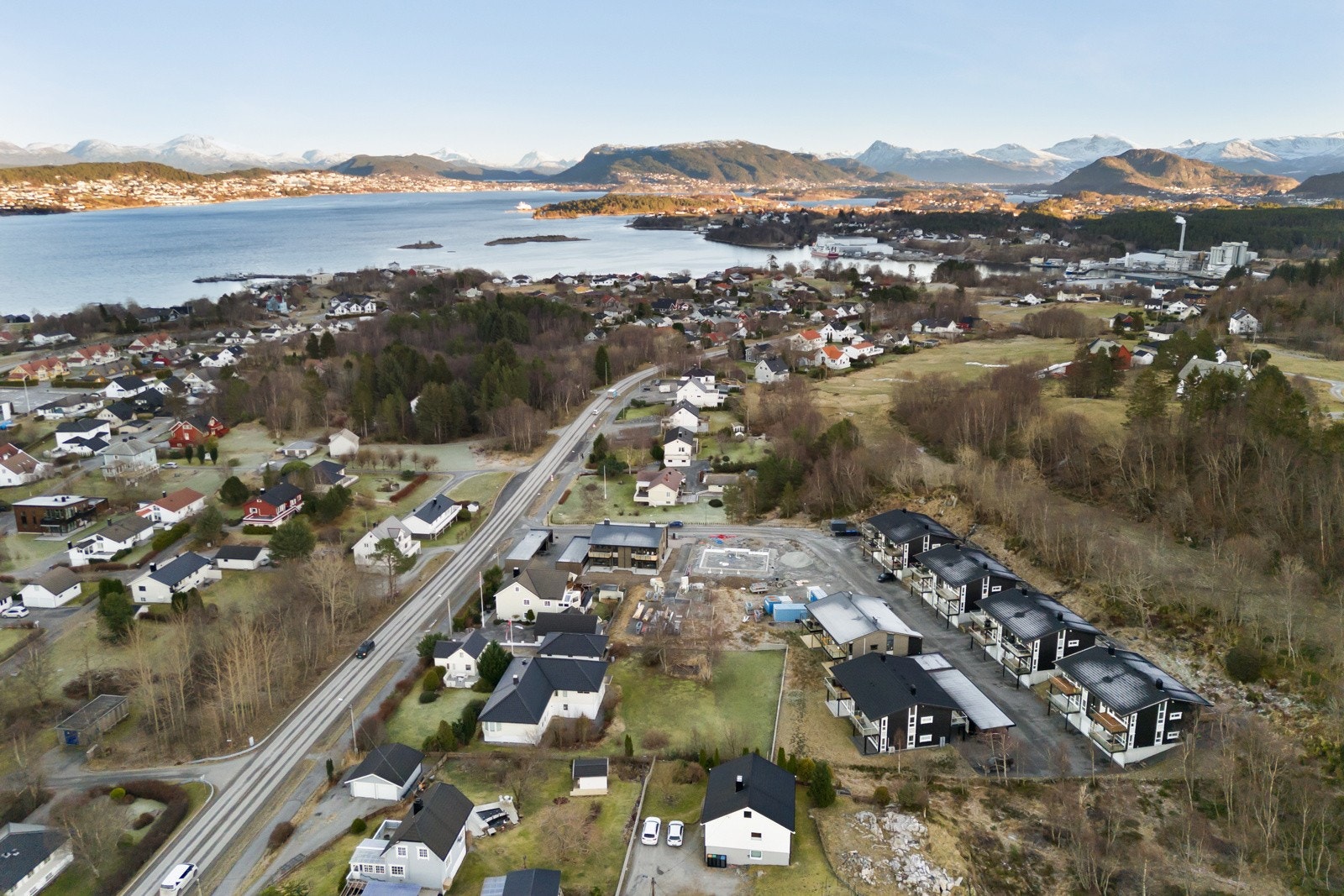 Leiligheten ligger bare noen få minutter unna Langevåg sentrum. Galleribilde