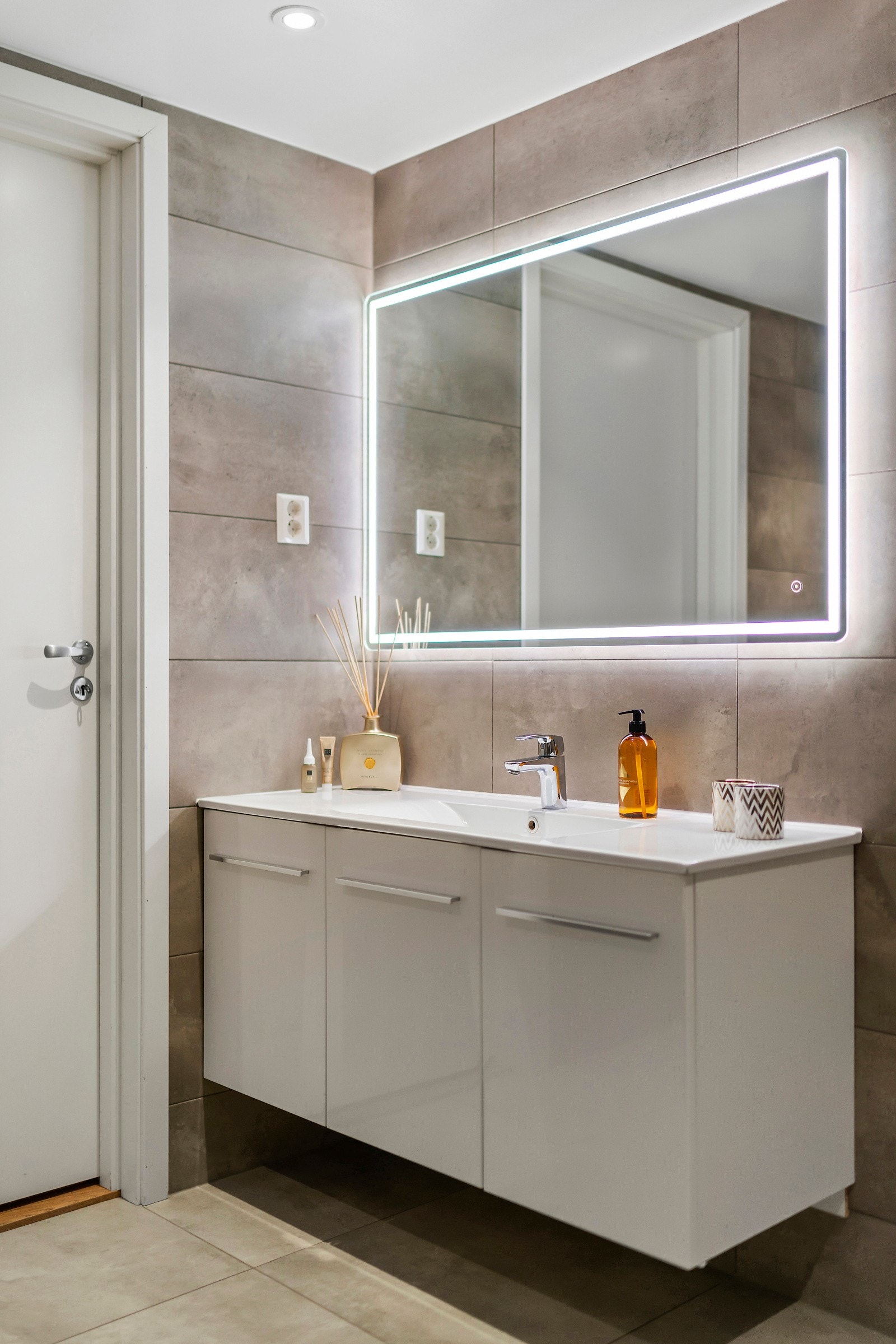 - samt servant med oppbevaring og speil med sminkelys. Galleribilde