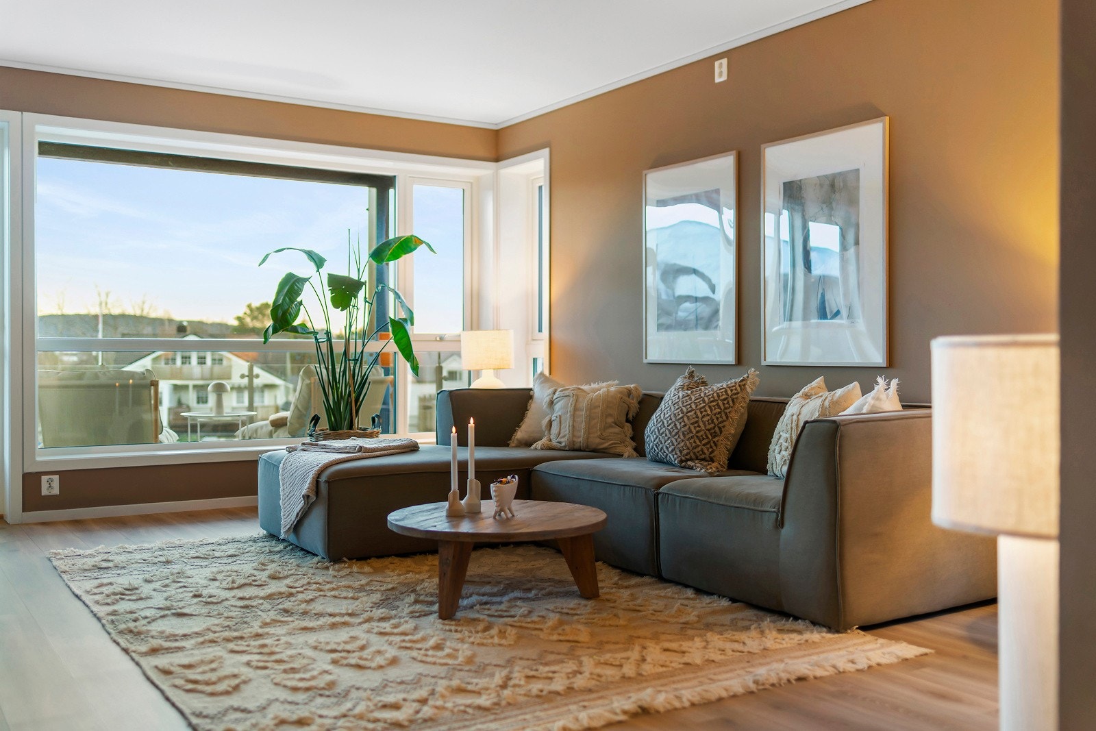 Mye naturlig lys, lite innsyn og et stilrent inntrykk danner grunnlaget for ettermiddager på sofaen. Galleribilde