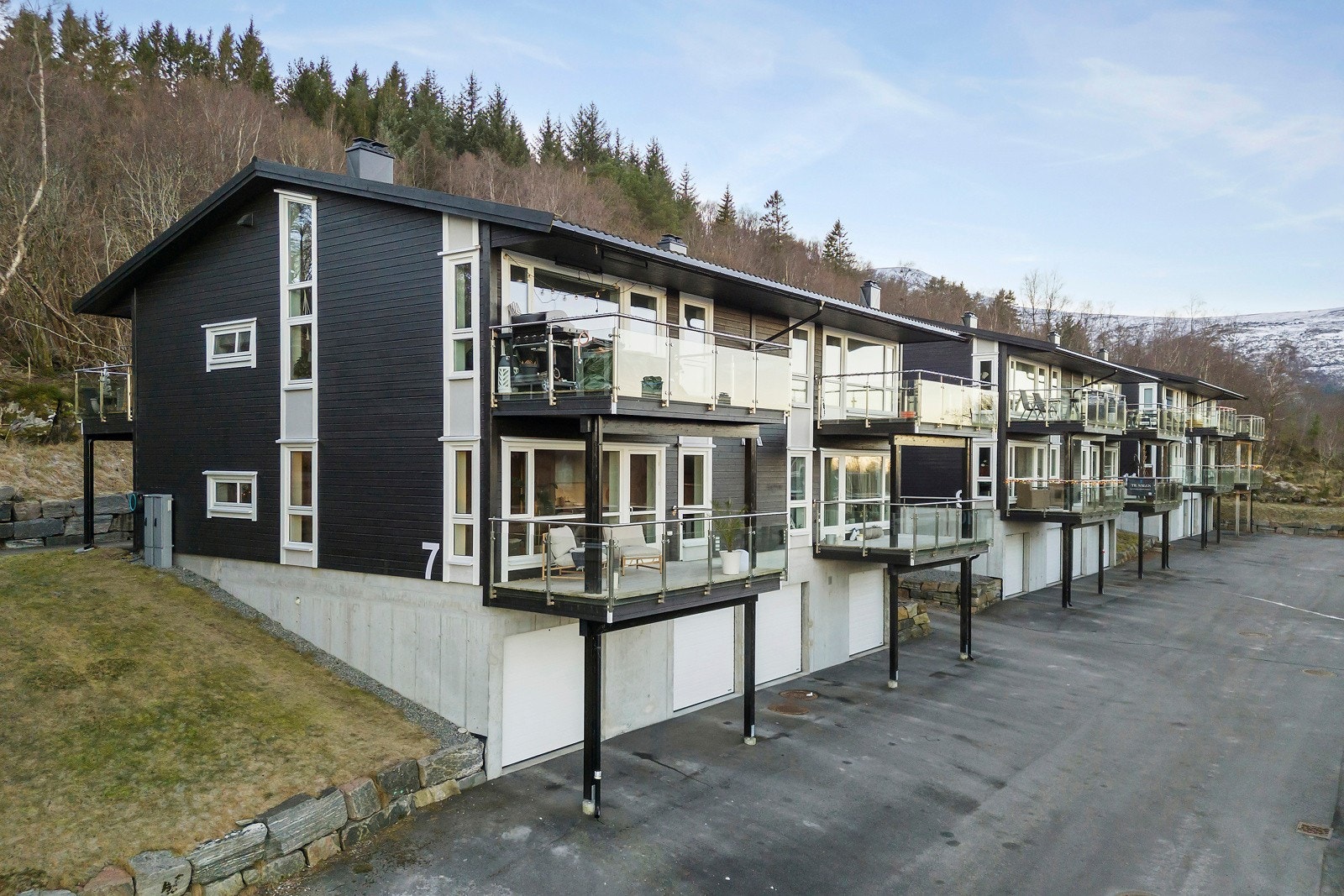 Leiligheten ligger forholdsvis fint og fritt til med lite innsyn og har trappefri adkomst. Galleribilde