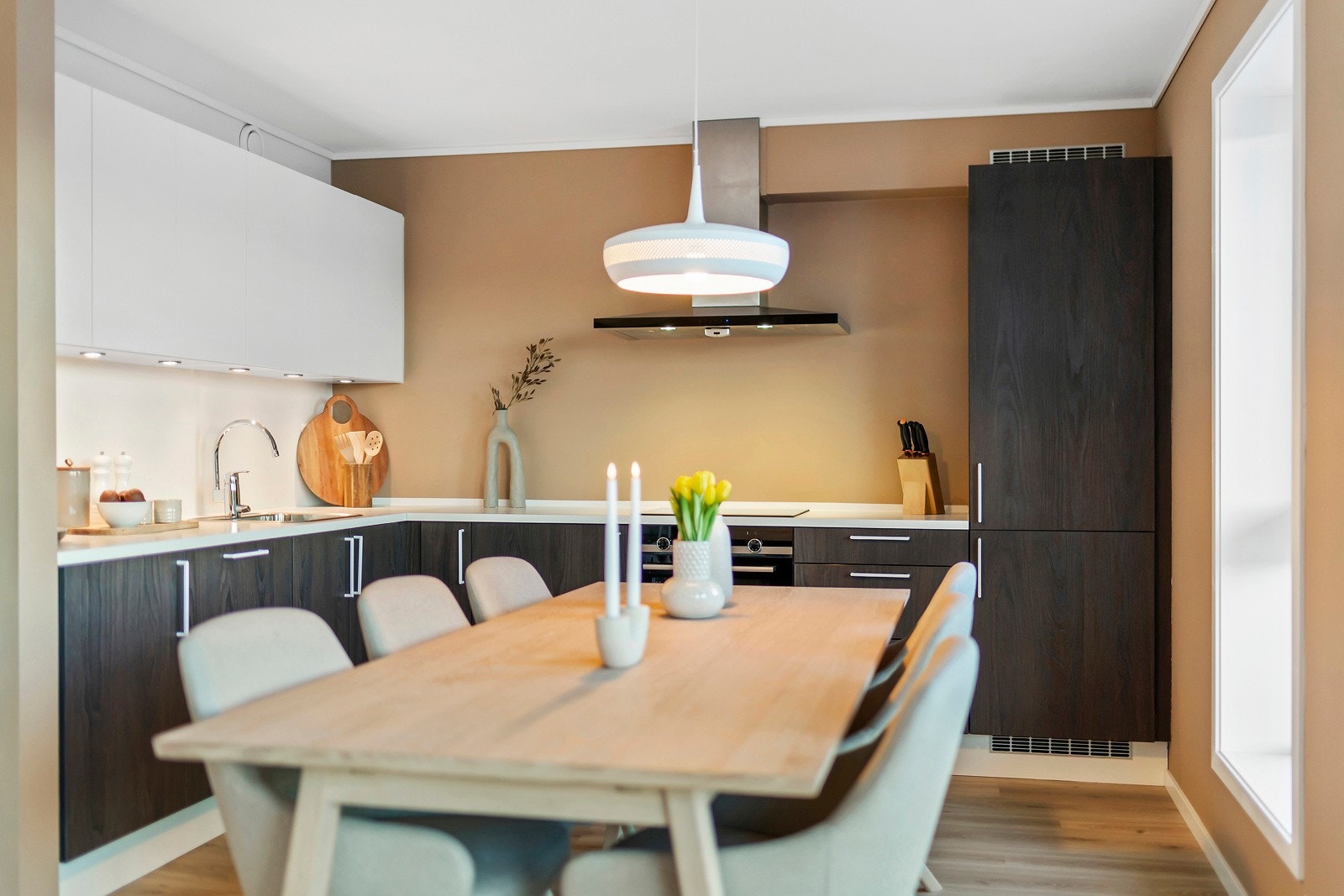 Kjøkkenet går i en L-form og har integrerte hvitevarer. Galleribilde