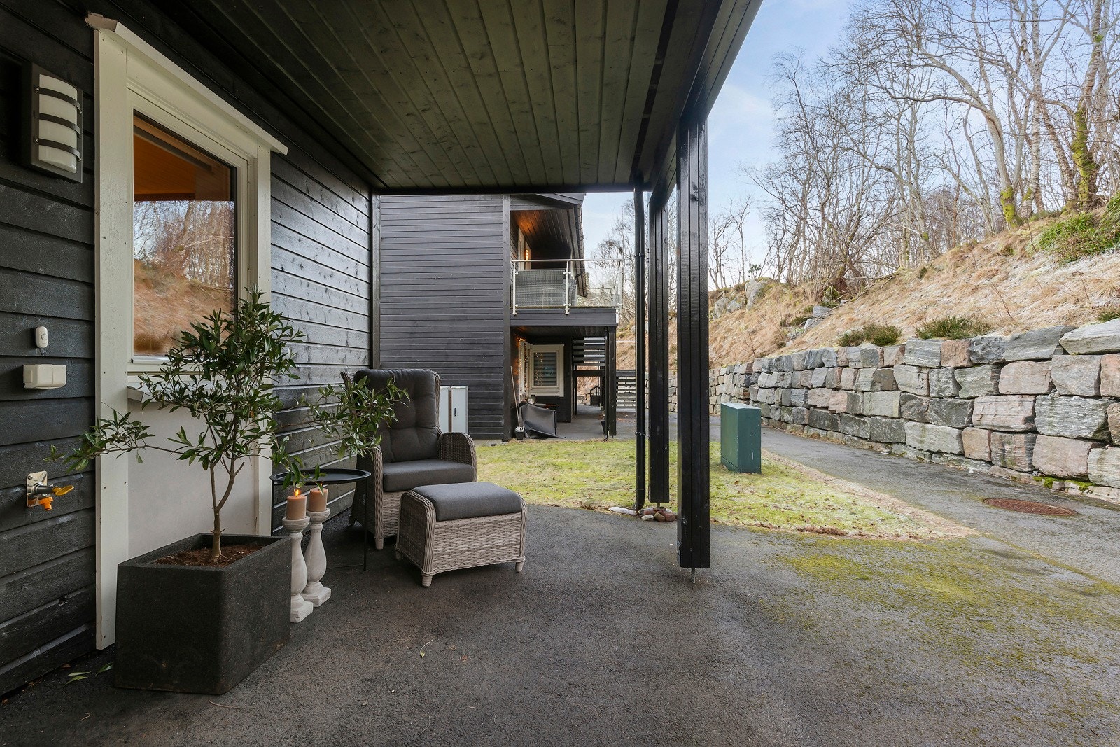 Ved inngangspartiet er det også tilrettelagt for å kunne ha en liten sittegruppe til morgensolen kommer. Galleribilde