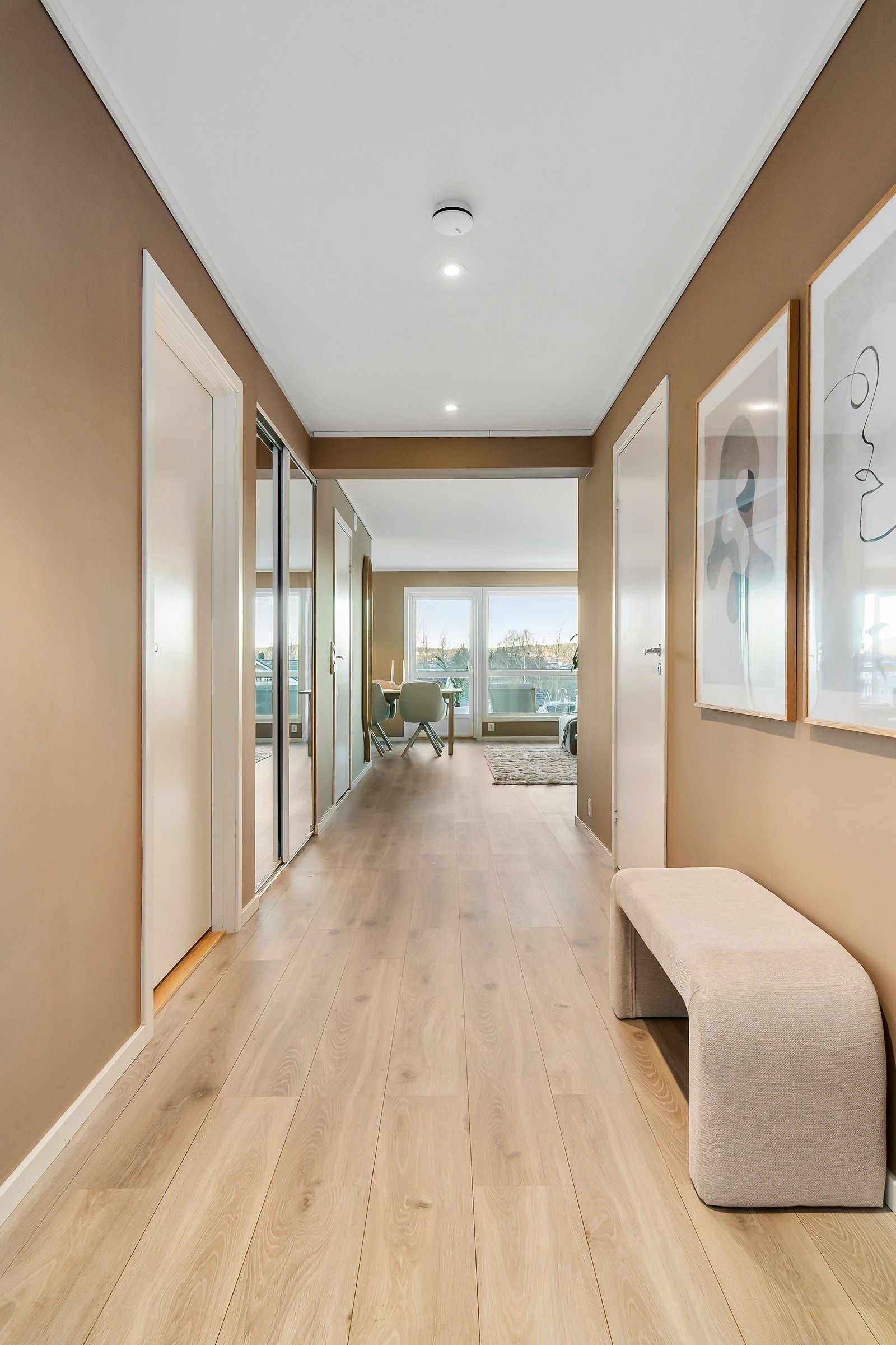 Og vi ønsker hjerteligst velkommen inn i gangen. Galleribilde