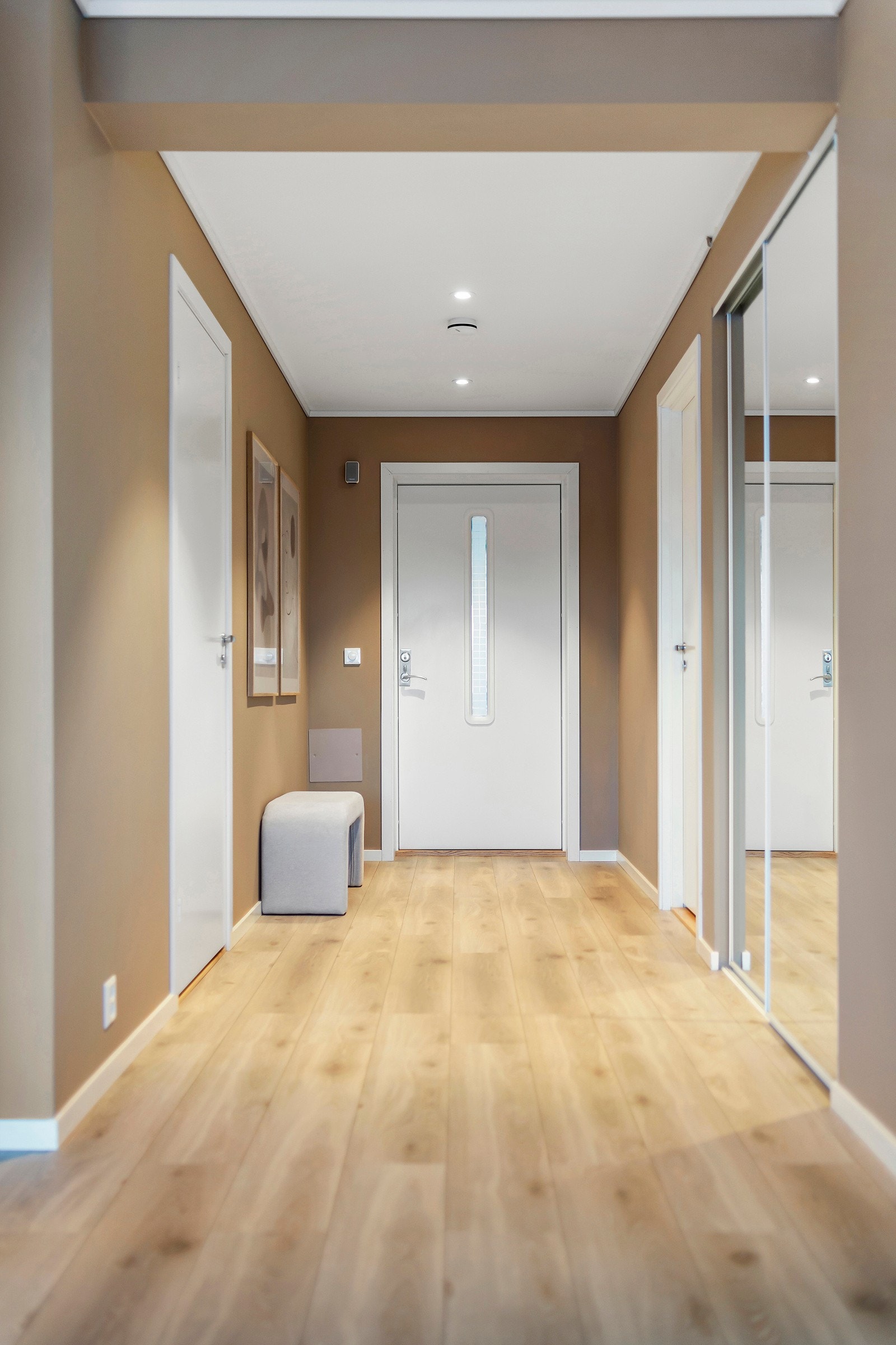 Leiligheten har fine fargevalg på veggene, lyst preg og laminat på gulvene. Galleribilde