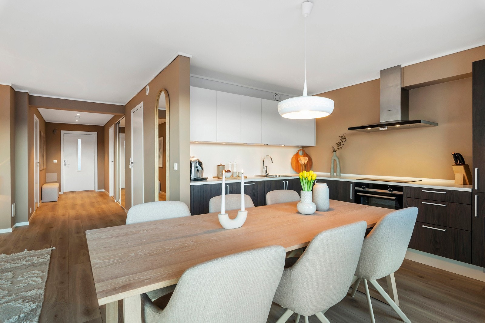 Mellom stuen og kjøkkenet er det plass til spisebord som rommer hele familien. Galleribilde