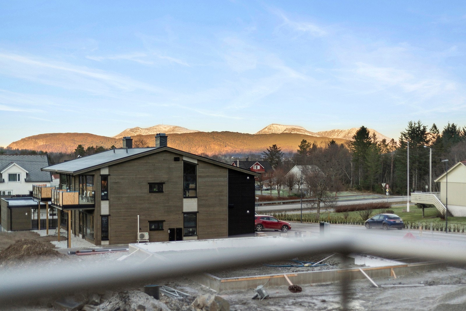 Leiligheten ligger orientert i nordvestlig retning og byr på fine solforhold for den med 8-16 jobb. Galleribilde