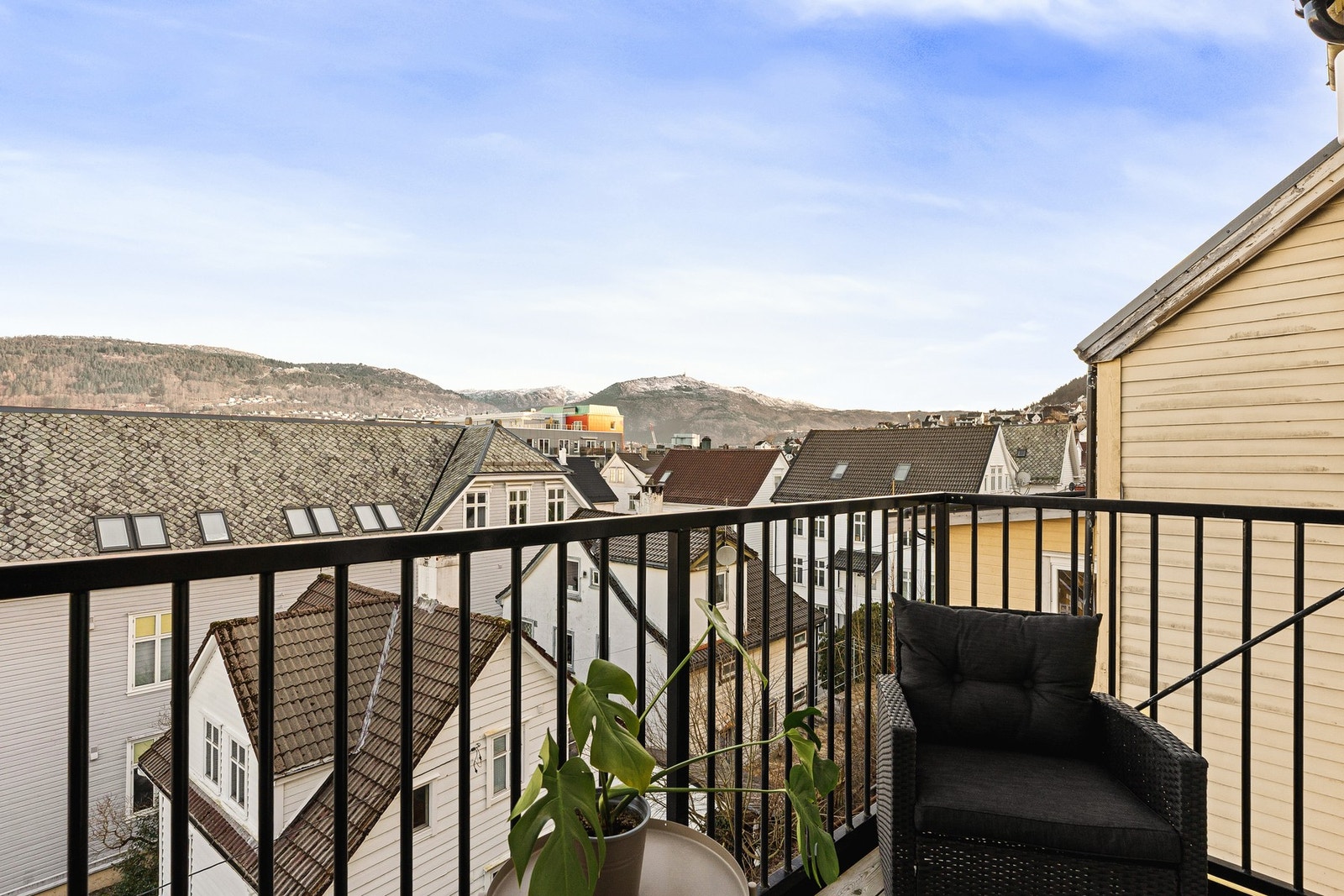 Fra stuen er det utgang til en hyggelig balkong med fantastisk utsikt. Galleribilde