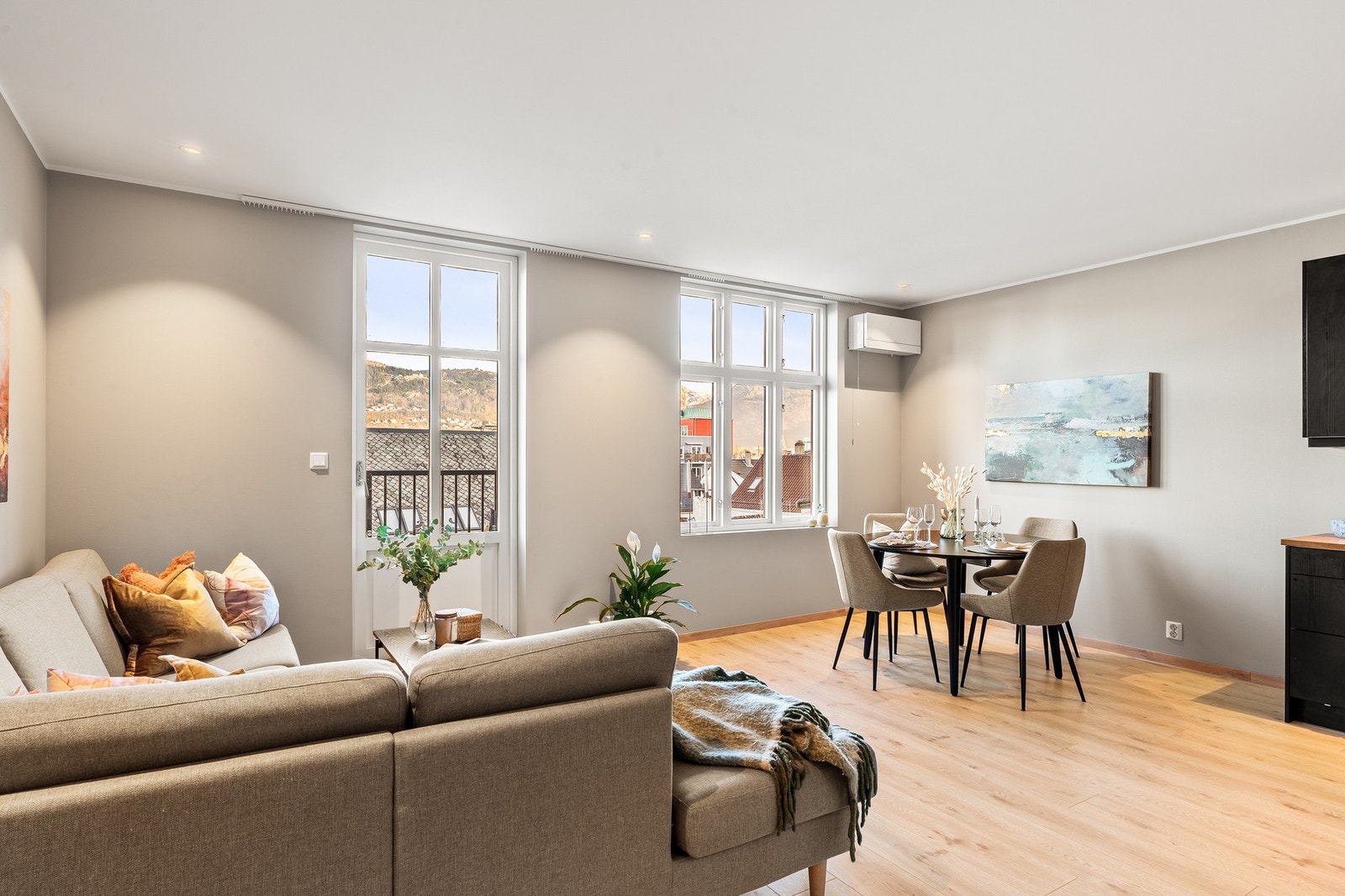 Rommet måler 27 kvm og er et innbydende og luftig oppholdsrom. Galleribilde