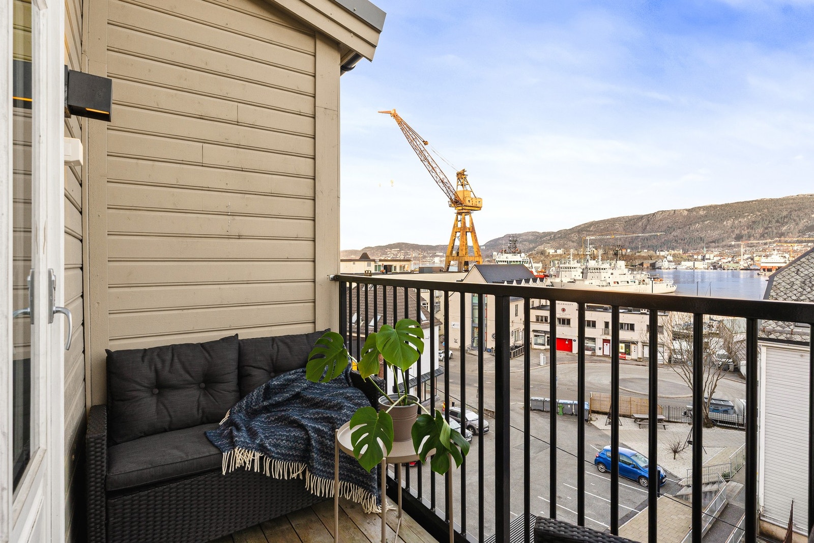 En innbydende bolig med gjennomtenkt planløsning og gode kvaliteter. Hele leiligheten ble totalrenovert i 2021. Galleribilde