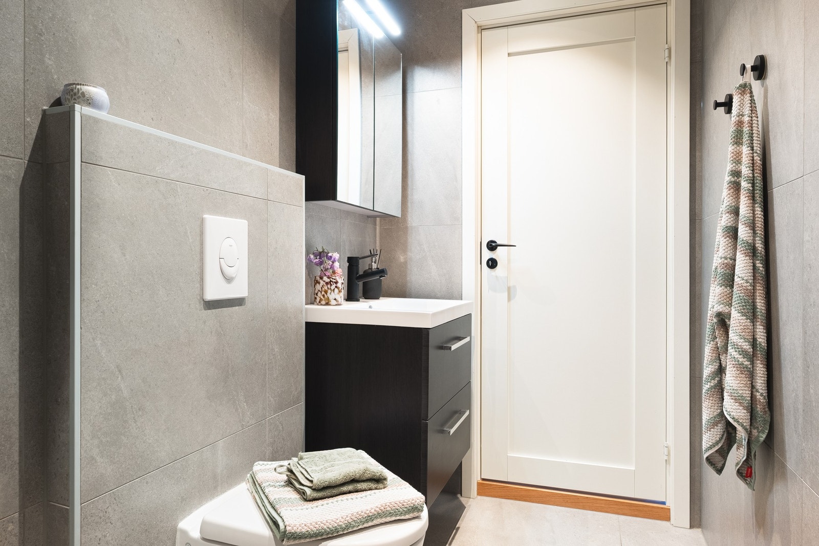 Badet fremstår som funksjonelt og velutnyttet, med en praktisk løsning som dekker daglige behov. Galleribilde