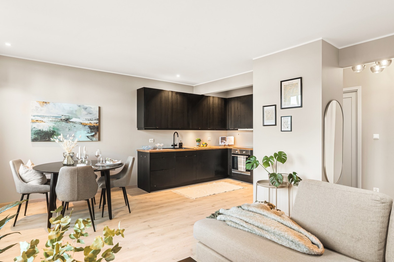 Løsningen gjør det enkelt å kombinere matlaging og samvær, og gir et helhetlig og moderne preg på oppholdsrommet. Galleribilde