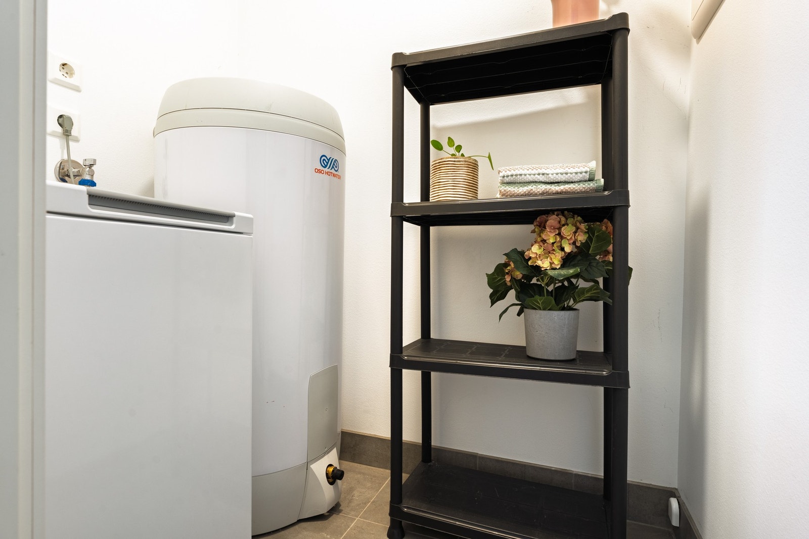 I tillegg disponerer leiligheten et vaskerom som er innredet med varmtvannstank, opplegg for vaskemaskin, rør-i-rør fordelerskap og sikringsskap. Galleribilde