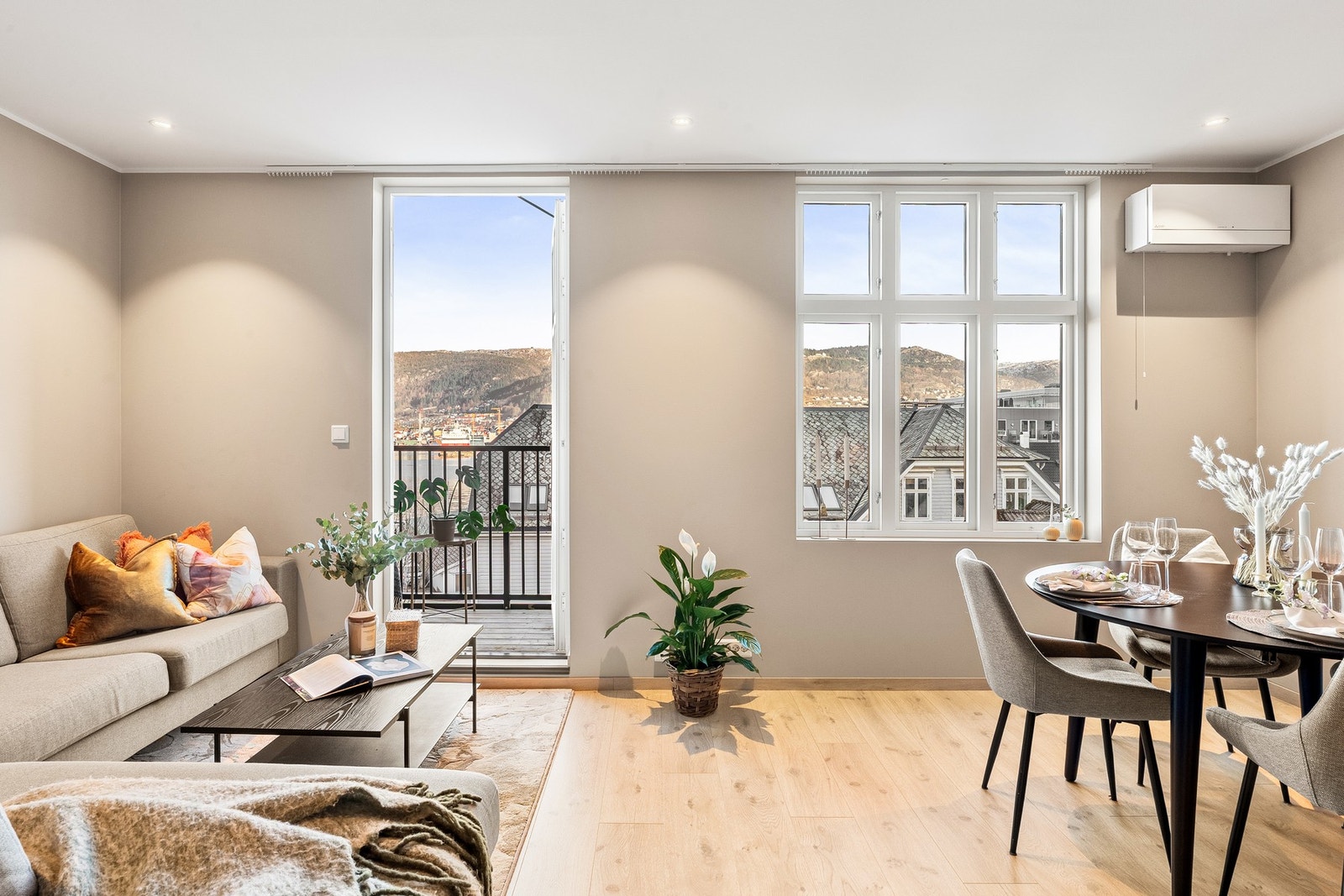 Den åpne følelsen skaper en behagelig atmosfære som egner seg godt både til hverdagsbruk og sosiale sammenkomster. Galleribilde