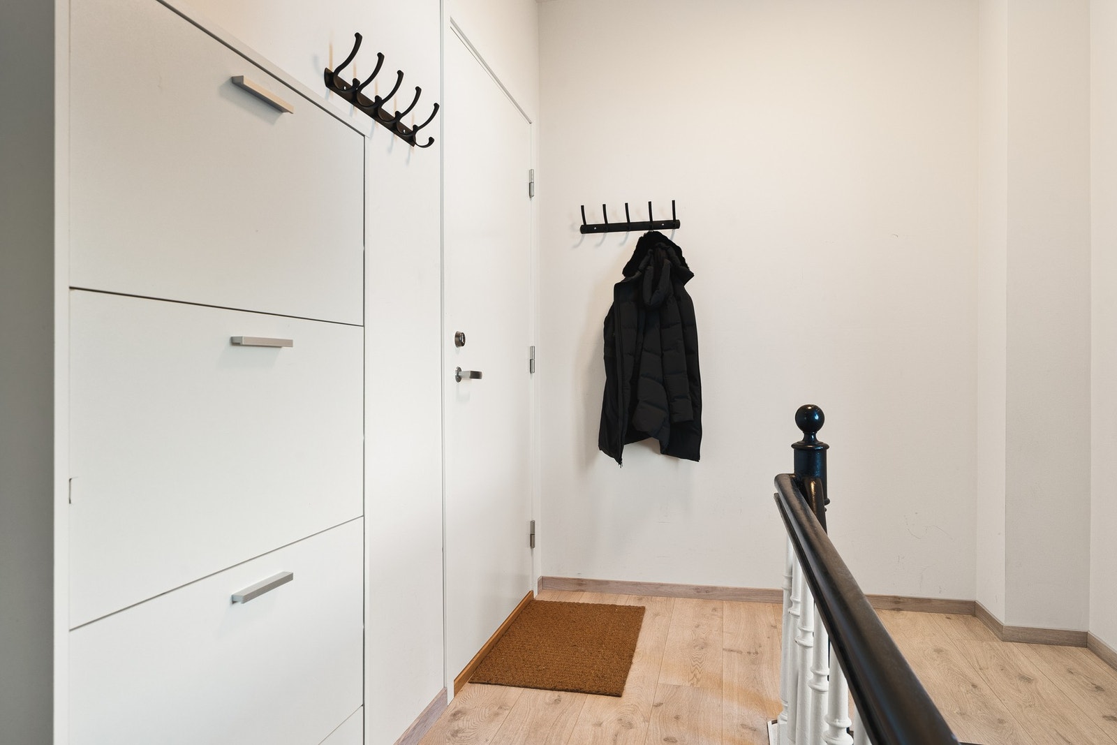 Det er god plass til å henge fra seg yttertøy og sette fra seg sko i trappegangen. Galleribilde
