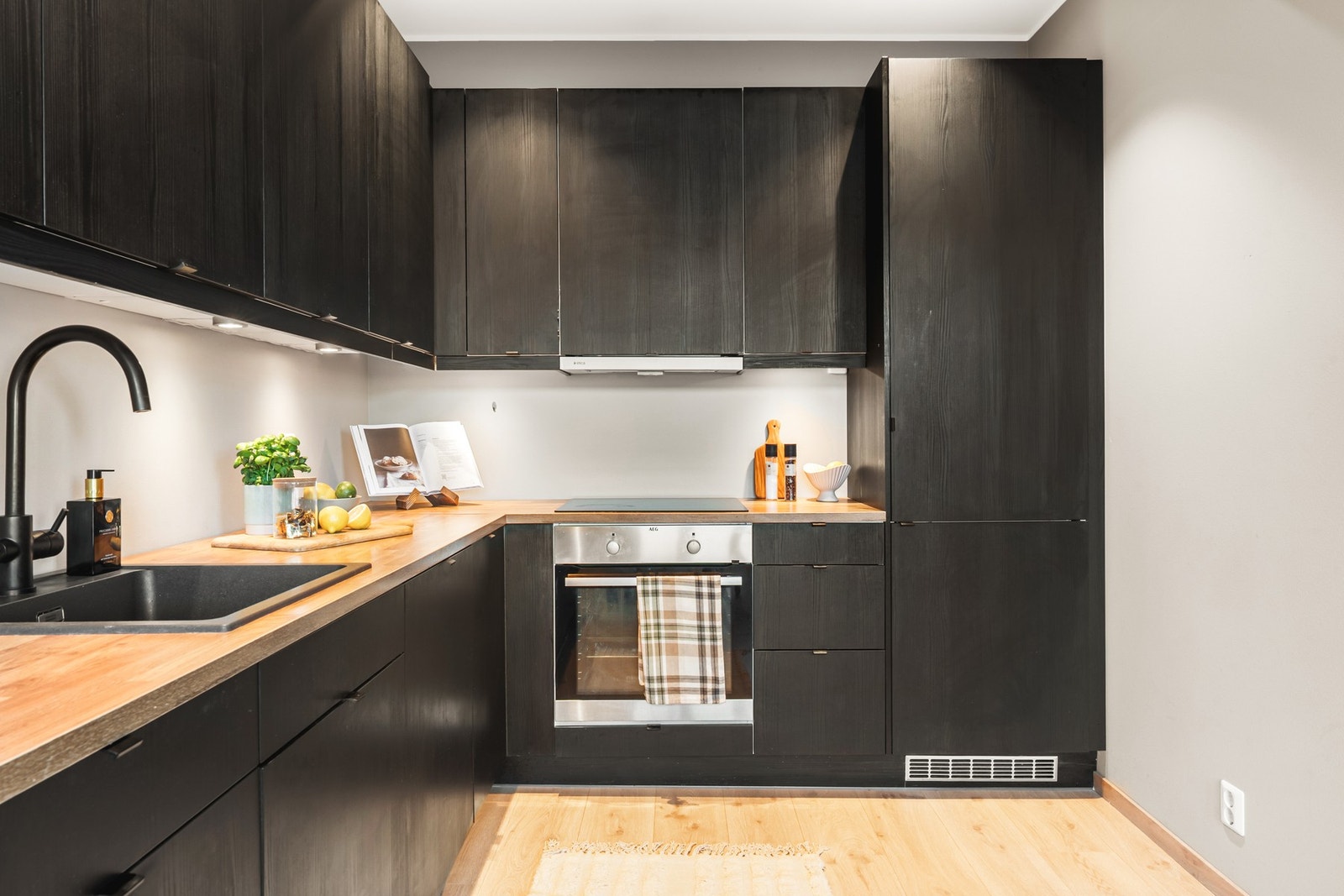 Innredningen byr på godt med skap- og benkeplass, og kjøkkenet er funksjonelt utformet med naturlige arbeidsflater. Galleribilde