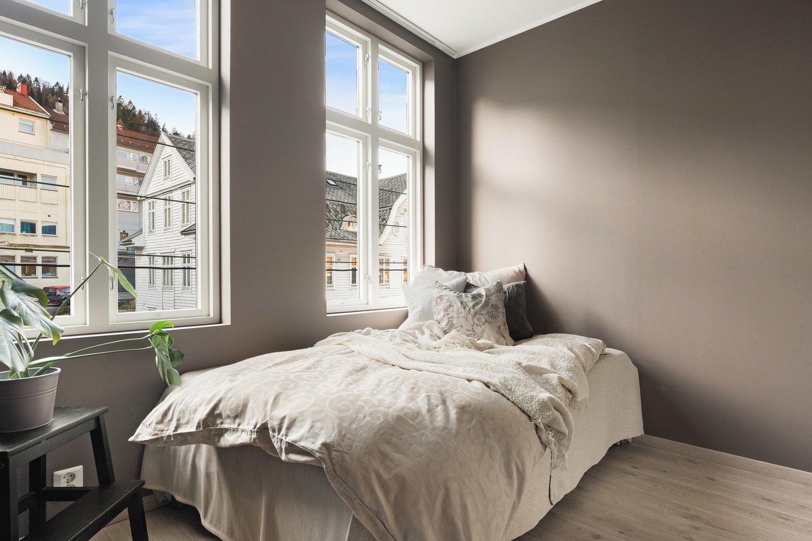 Rommet egner seg godt som barnerom, gjesterom eller hjemmekontor, og kan enkelt tilpasses ulike behov og livssituasjoner. Galleribilde