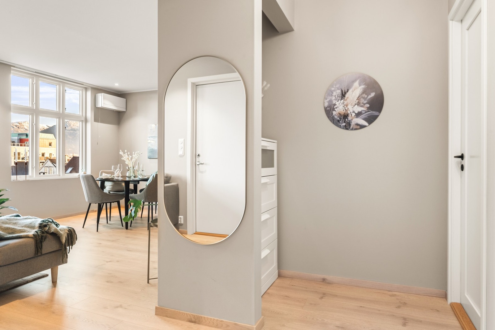 Man blir ønsket velkommen inn til en meget innbydende entré med god plass til oppbevaring. Galleribilde