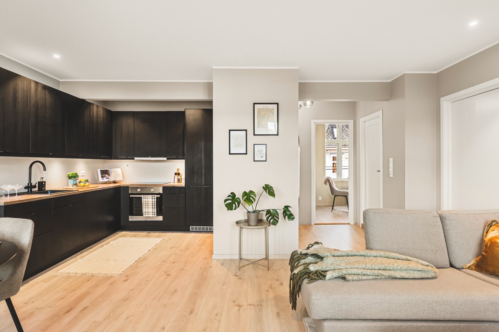 Hjertet av boligen er den romslige stuen med åpen kjøkkenløsning. Galleribilde