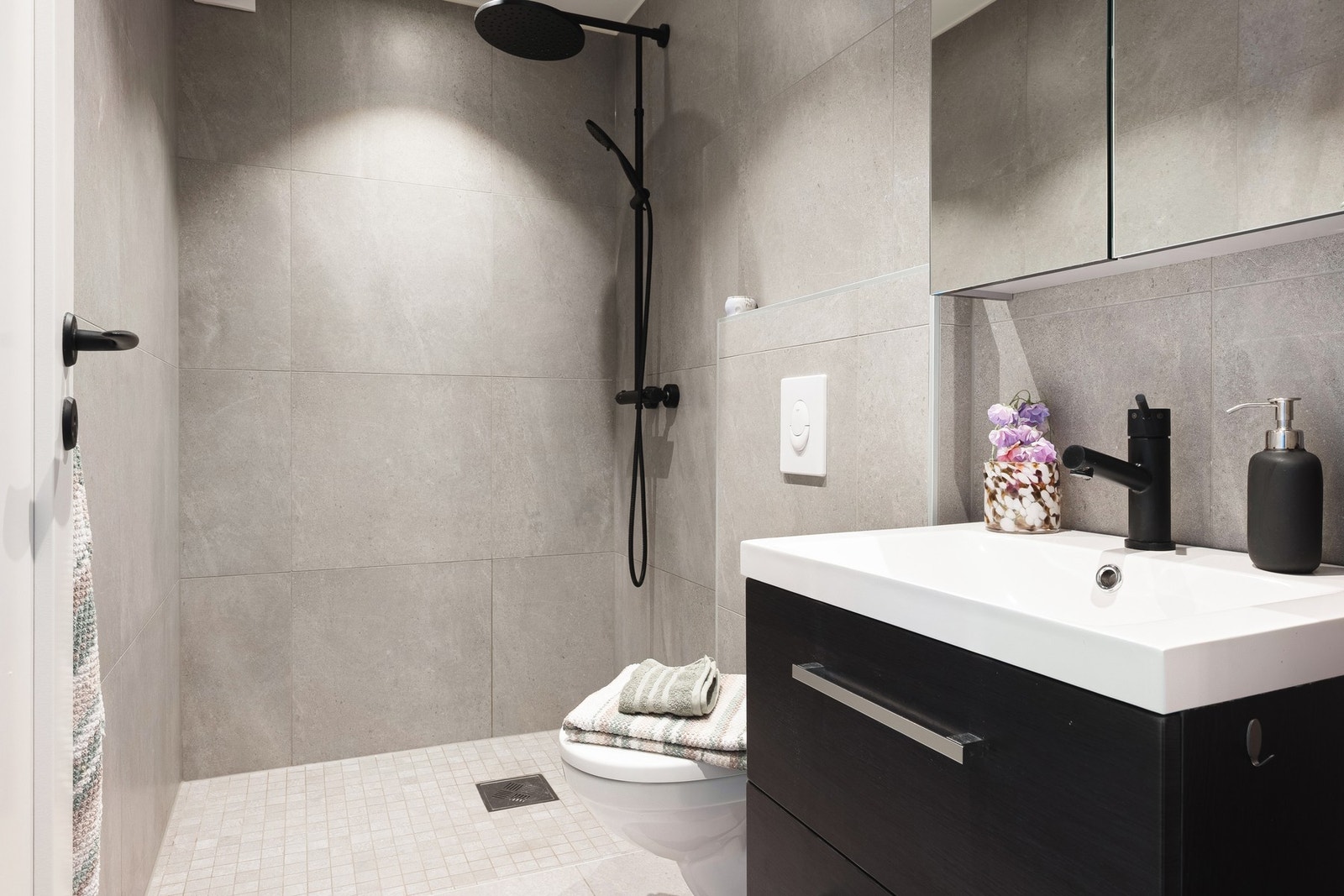 Badet er helfliset med slett malt himling og varmekabler i gulv. Galleribilde