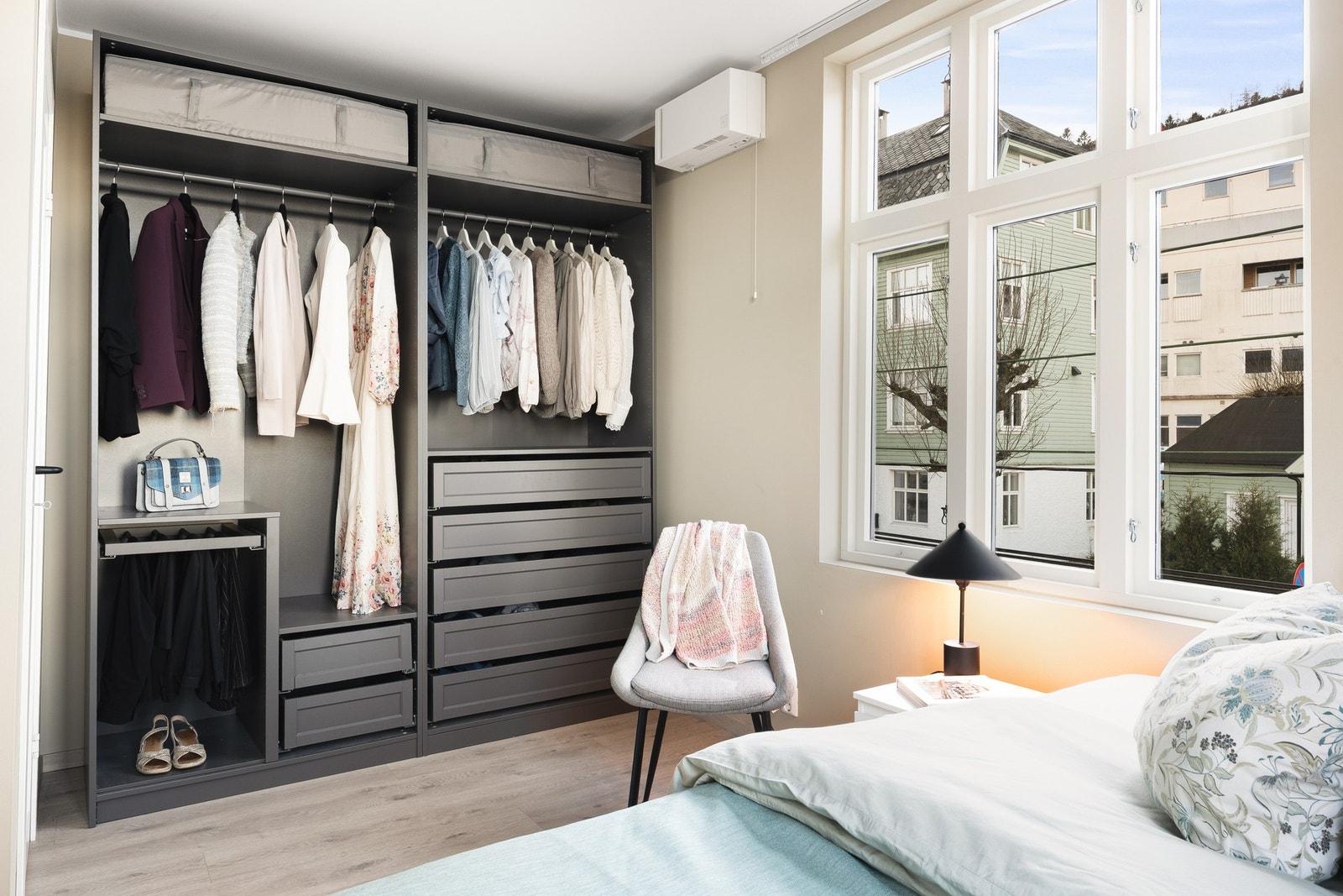 Det er god plass til dobbeltseng, nattbord, samt en praktisk garderobeløsning. Galleribilde