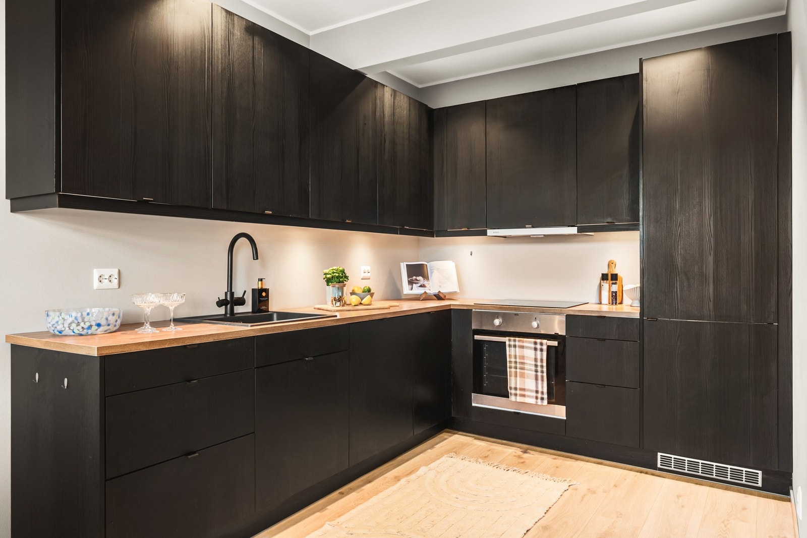 Kjøkkenet har integrerte hvitevarer fra 2021 og kan skilte med stekeovn, keramisk induksjonstopp, oppvaskmaskin, kombinert kjøle- og fryseskap. Galleribilde