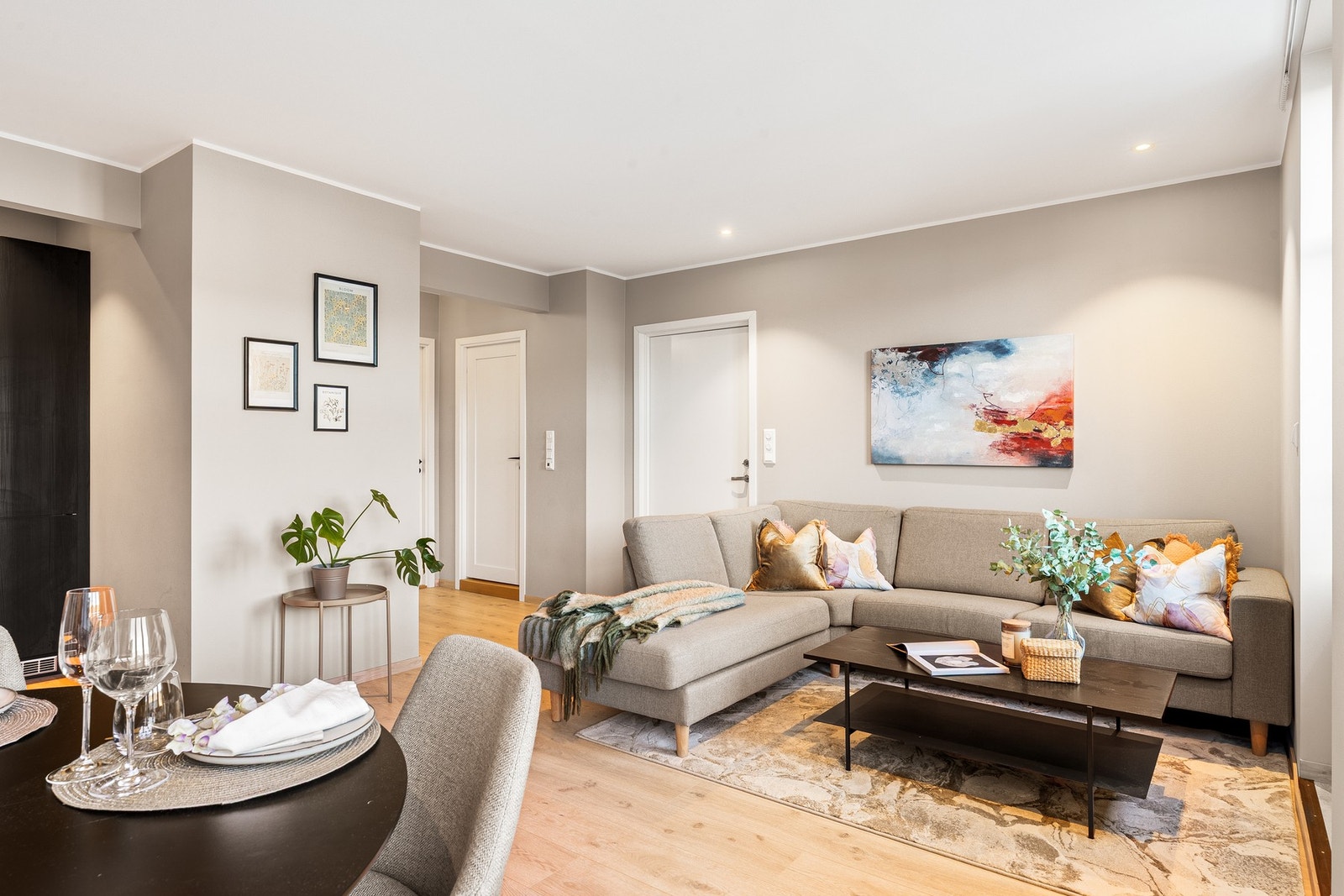 De store vindusflatene sørger for rikelig med naturlig lys gjennom dagen. Galleribilde