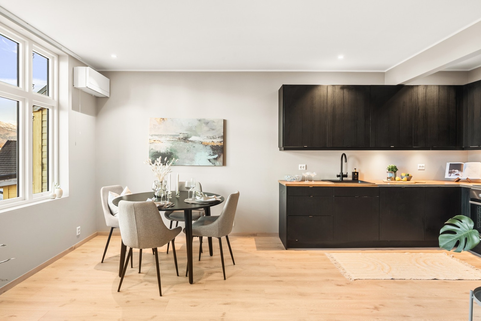 Kjøkkenet har en åpen løsning mot stuen, noe som bidrar til en sosial og praktisk planløsning. Galleribilde