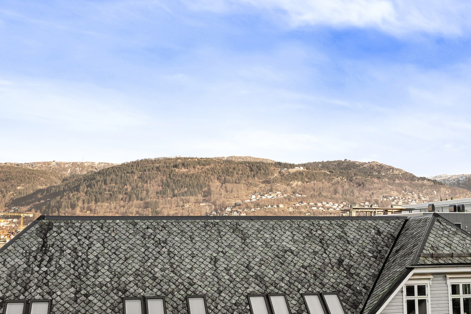 Gode solforhold, samt nydelig utsikt mot Fløien og Bergen By. Galleribilde