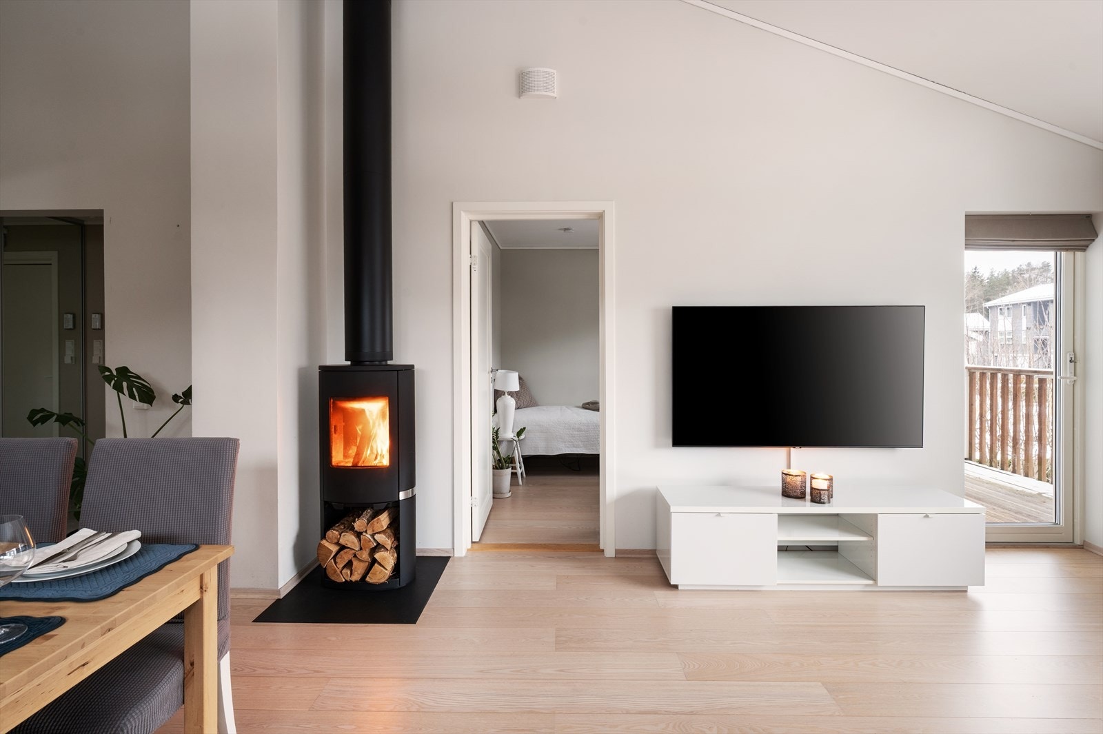 I senter av stuen er det en peis som varmer godt på kalde vinterdager. Galleribilde