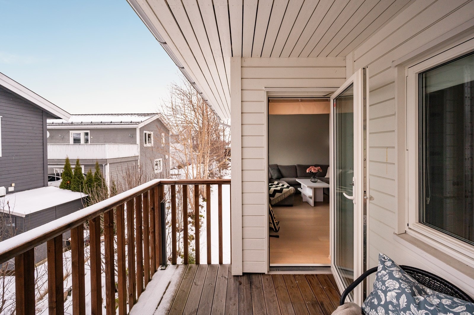 Her er det god plass til sittegruppe, grill og beplantning hvor hyggelige sommerdager kan nytes i godt selskap. Galleribilde