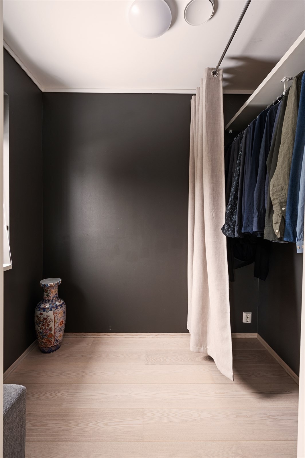 Hovedsoverommet har også adkomst til en bod med et stort vindu. Boden kan benyttes som walk-in closet, oppbevaringsrom eller hjemmekontor. Galleribilde