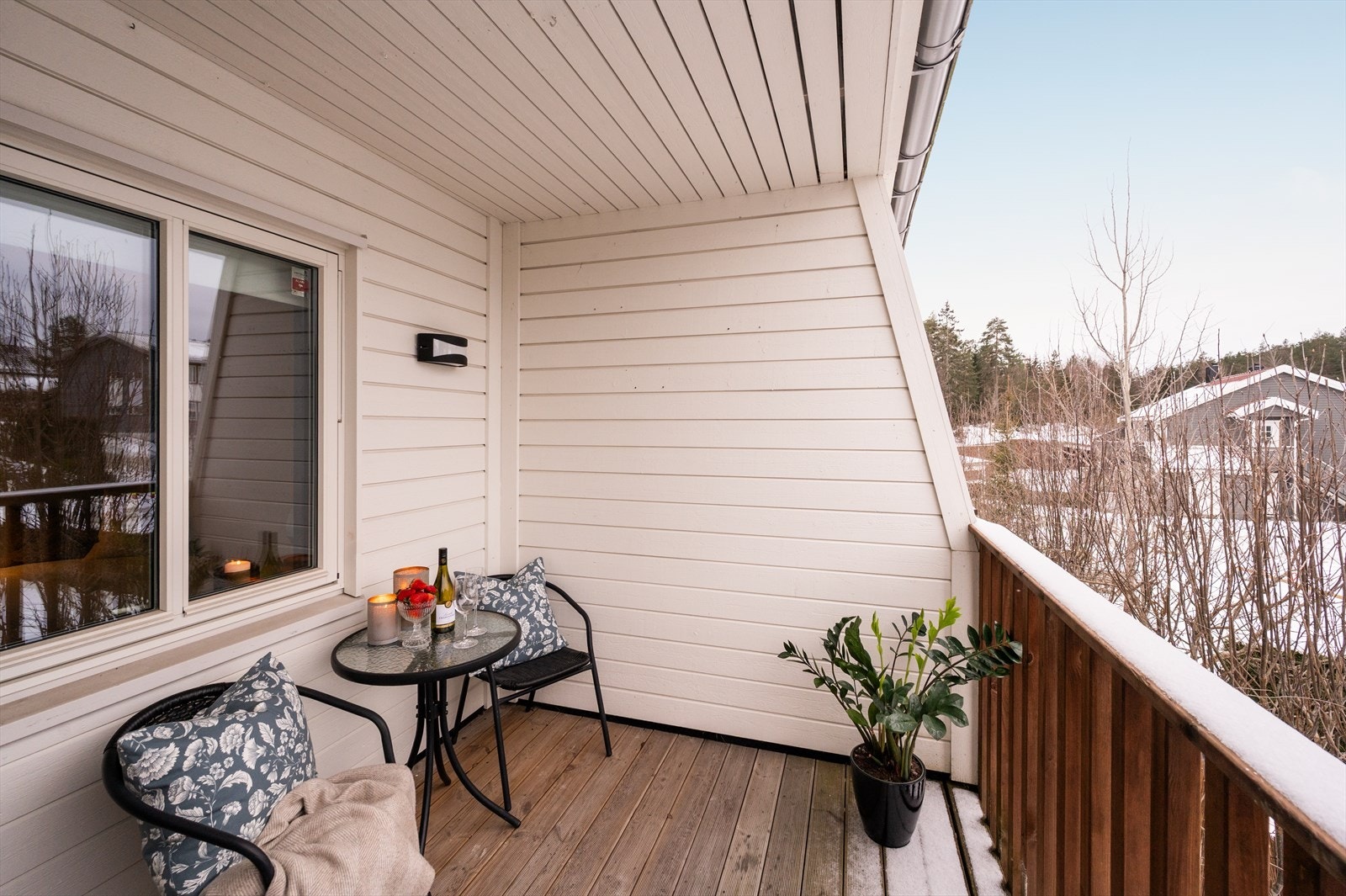 Balkongen oppleves som en forlengelse av stuen på sommerhalvåret med hyggelig utsyn mot felles grøntarealer. Galleribilde