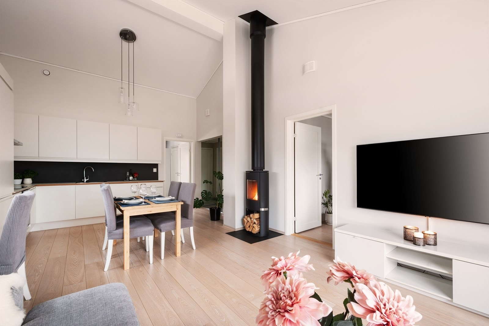 Lys og hyggelig stue med store vindusflater og en takhøyde på hele 4 meter under møne bidrar til en luftig og god atmosfære i rommet. Galleribilde