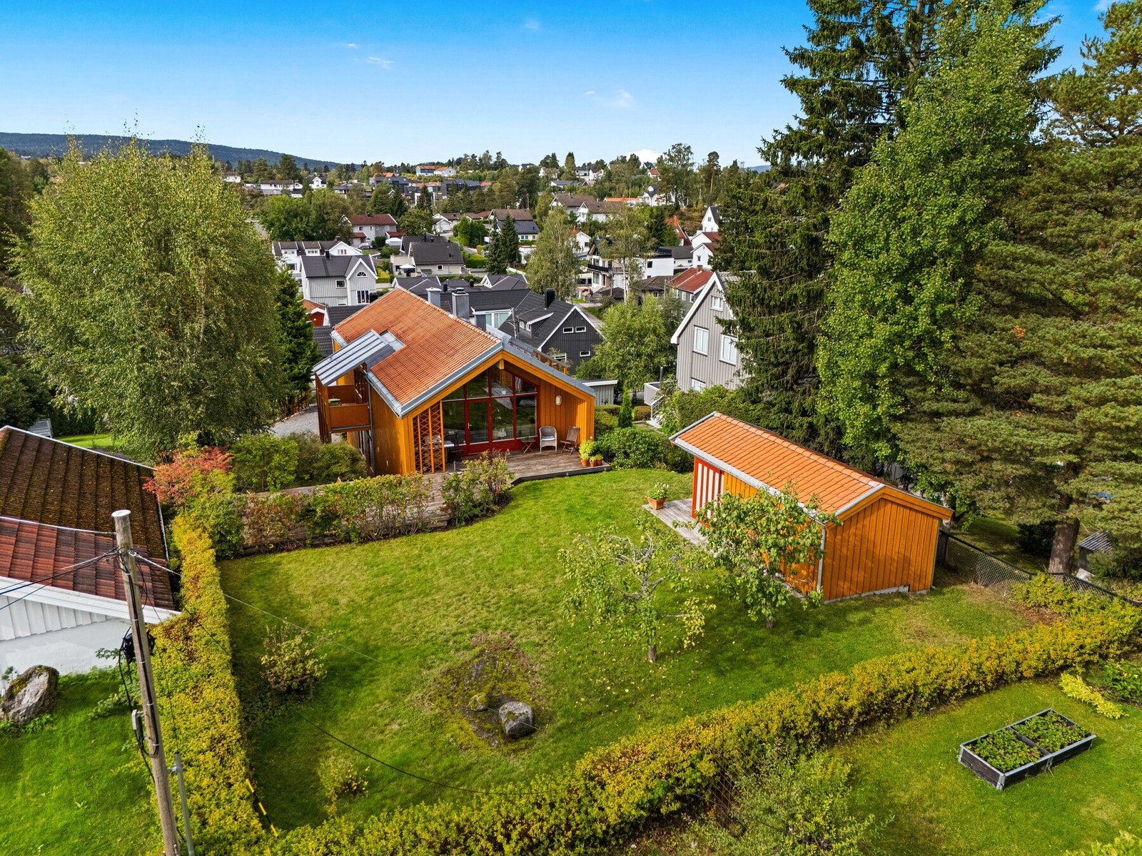 Stor hage med flere soner - perfekt for både avslapning, lek og sosialt samvær. Tomten oppleves lun og innbydende med gode solforhold. Galleribilde